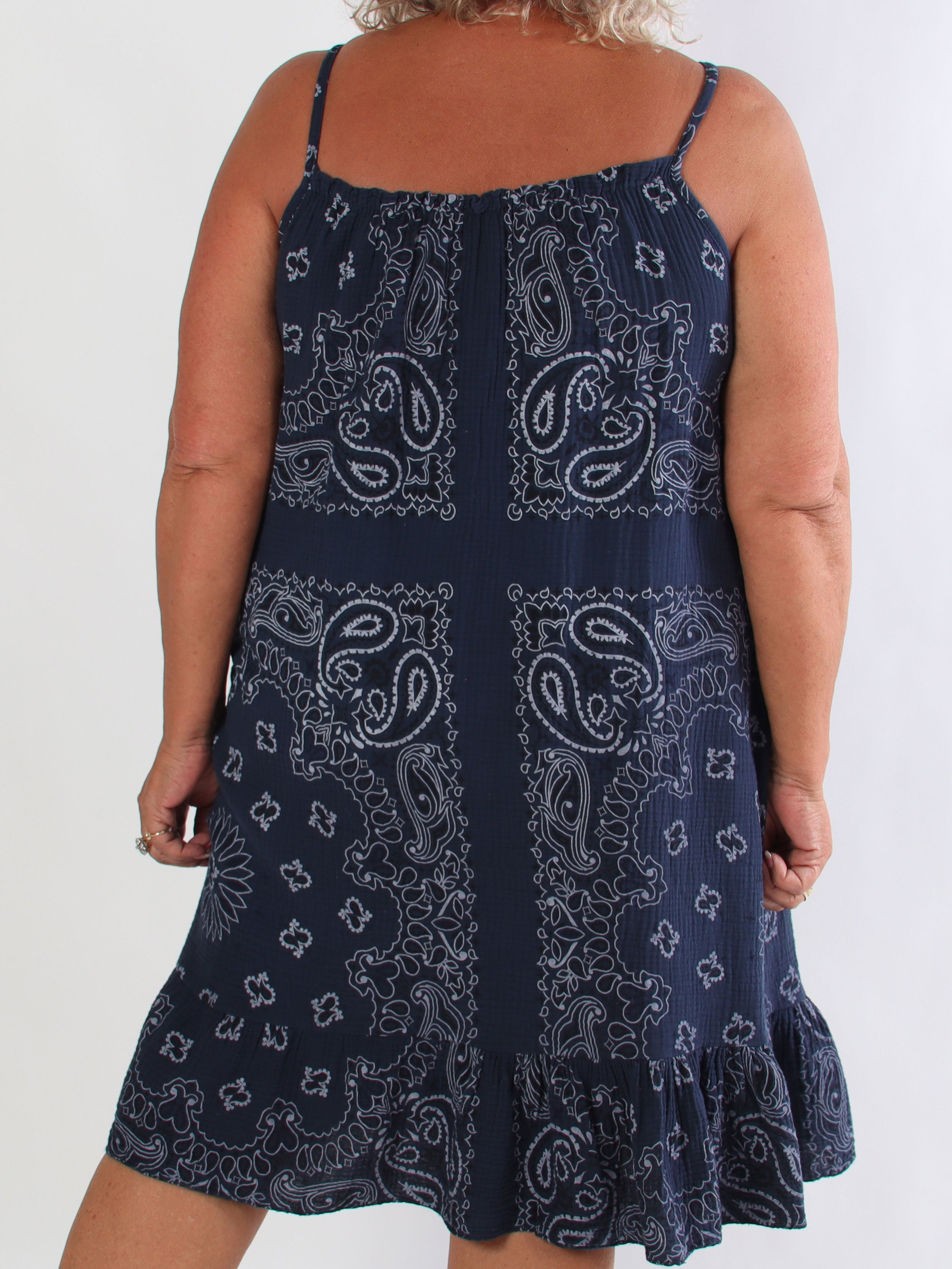 Solero Paisley - Plus size klänning med axelband i mjuk muslin med vackert paisleymönster