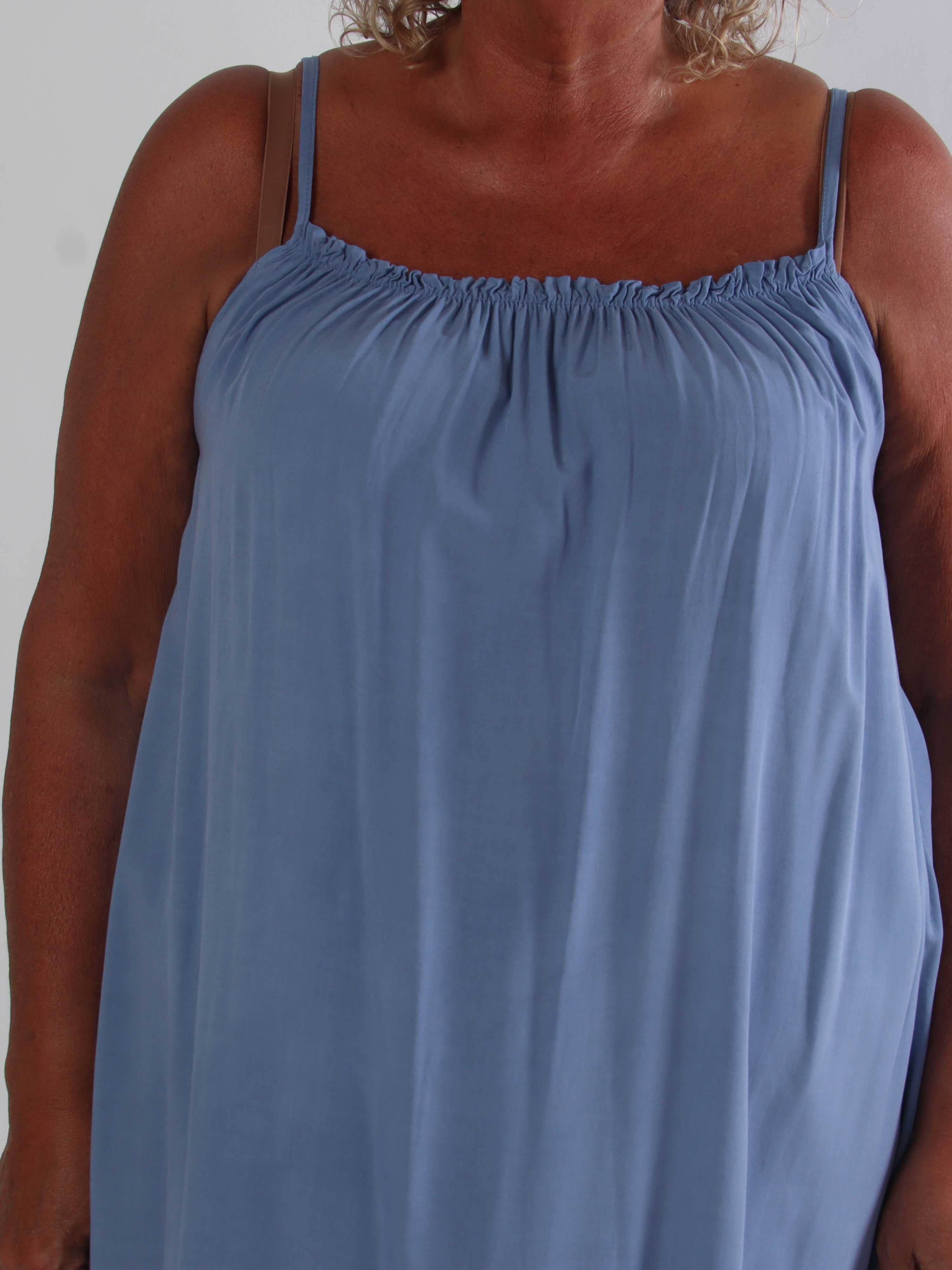 Solero Plain - Feminin plus size stropkjole i åndbar bomuld