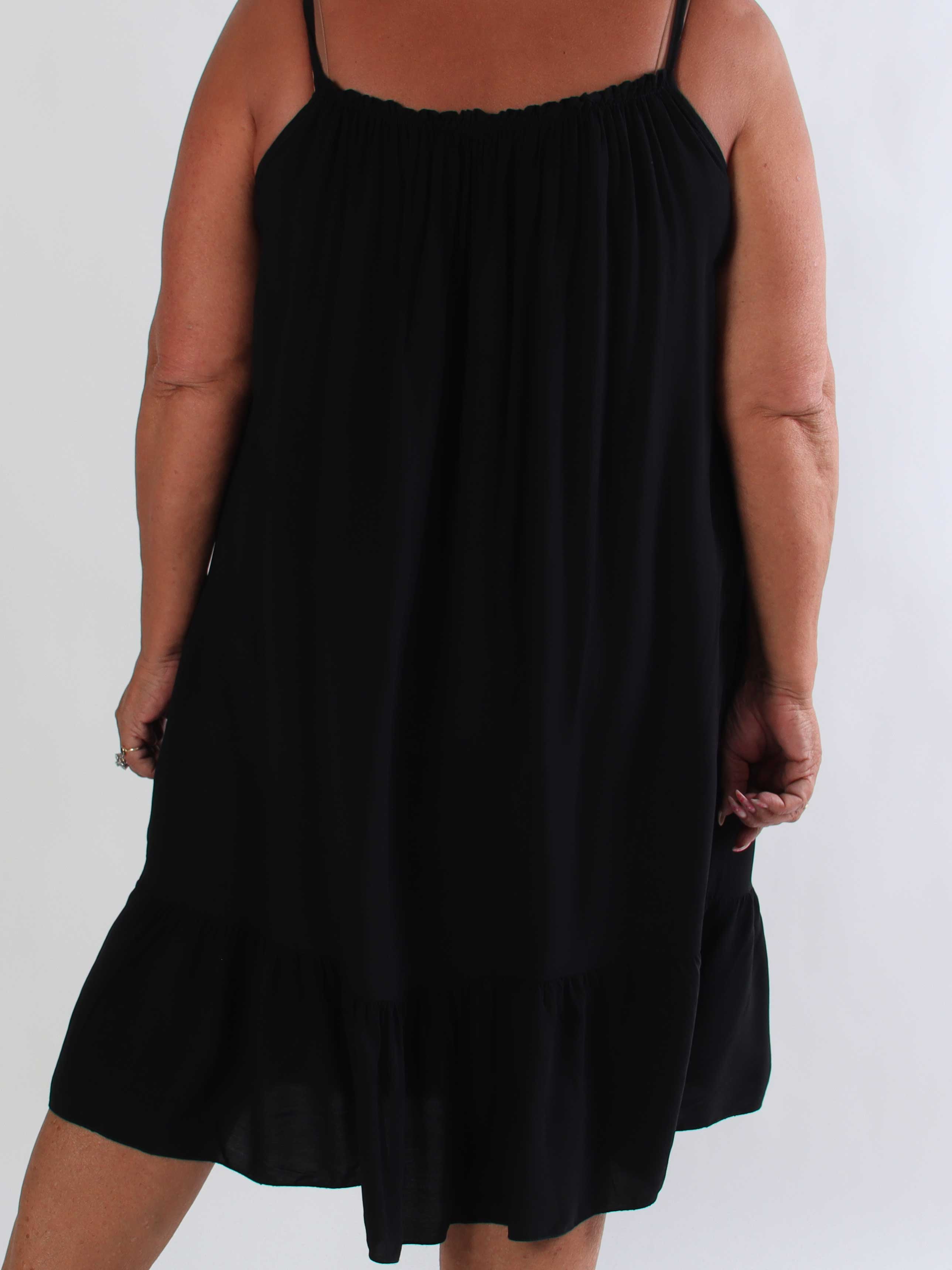 Solero Plain - Feminin plus size stropkjole i åndbar bomuld