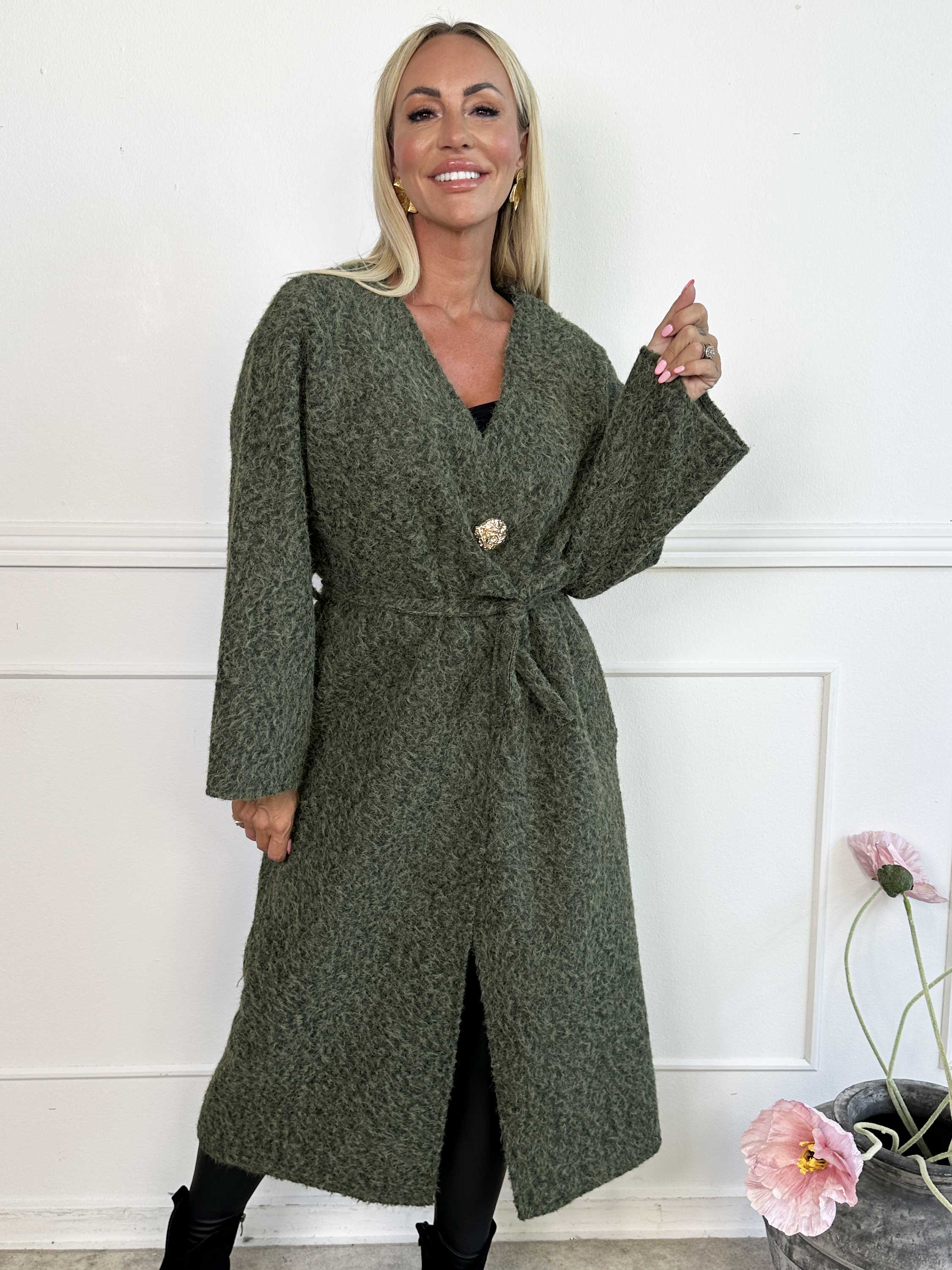 Solrun - Mjuk kappa med stor guldknapp och skärp