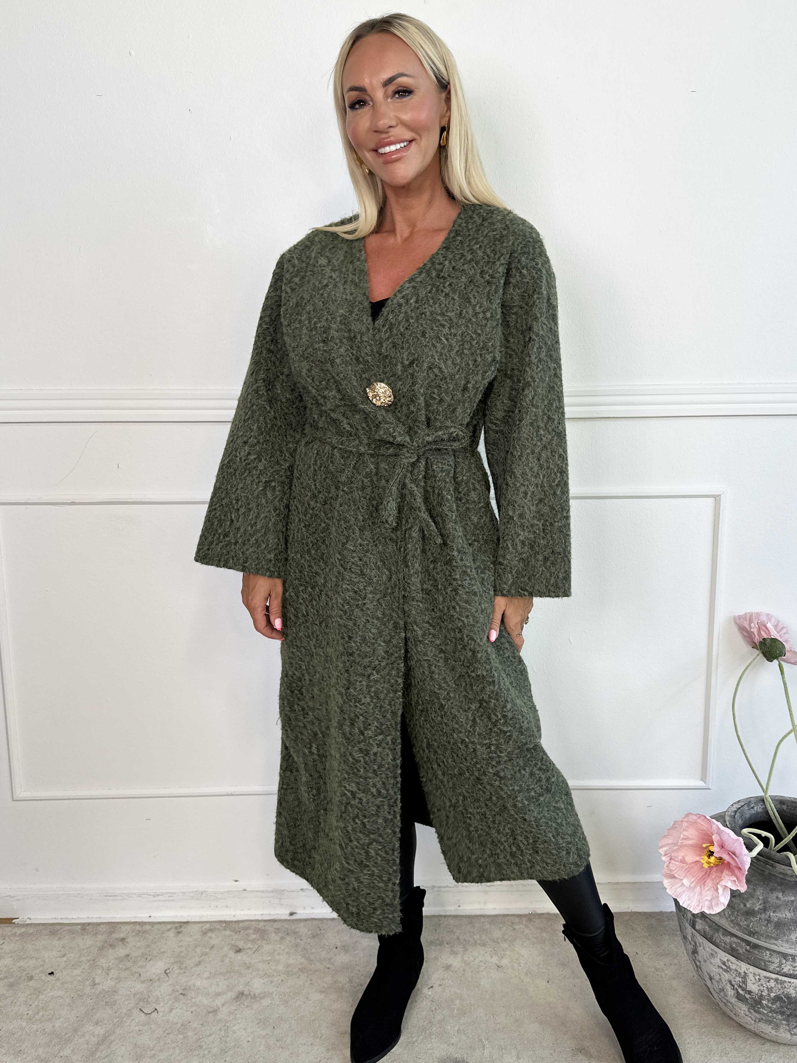 Solrun - Mjuk kappa med stor guldknapp och skärp