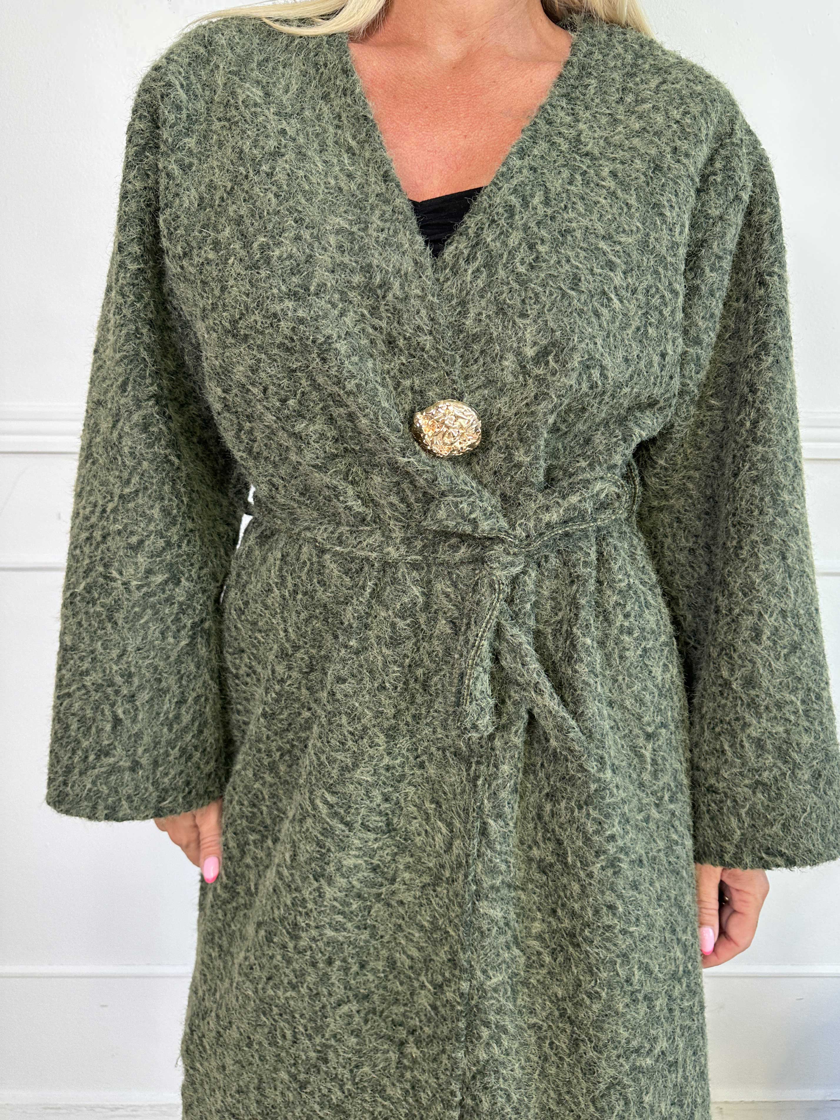 Solrun - Mjuk kappa med stor guldknapp och skärp