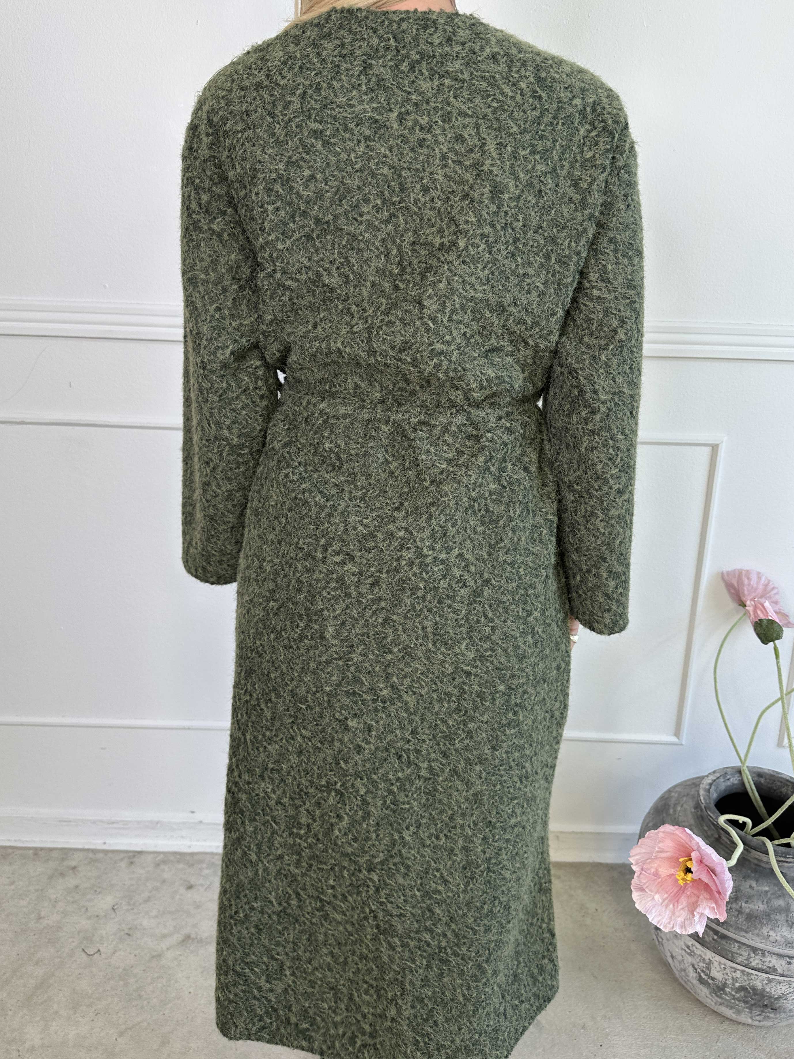 Solrun - Mjuk kappa med stor guldknapp och skärp