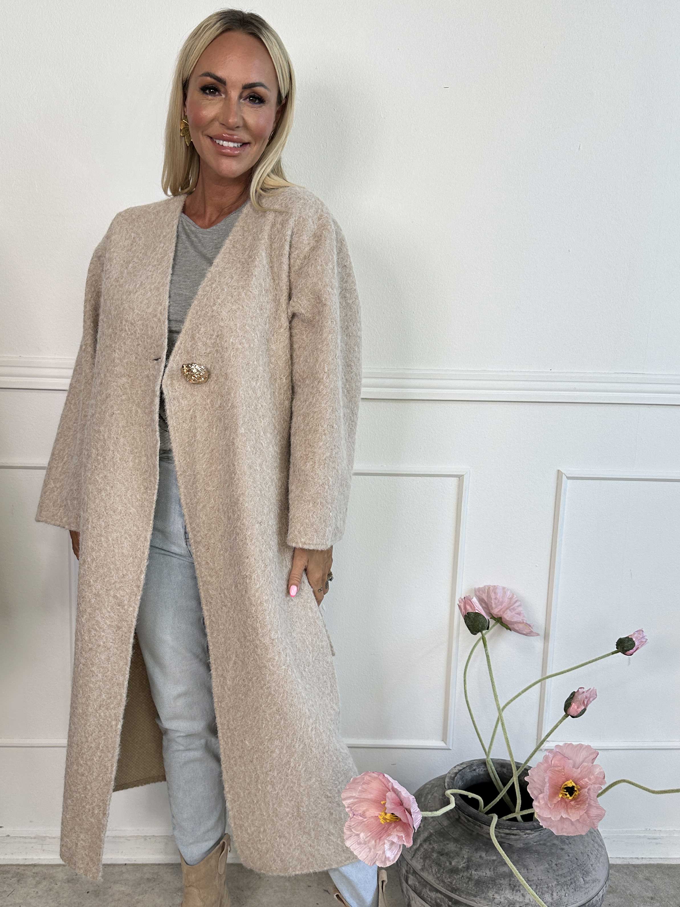 Solrun - Mjuk kappa med stor guldknapp och skärp