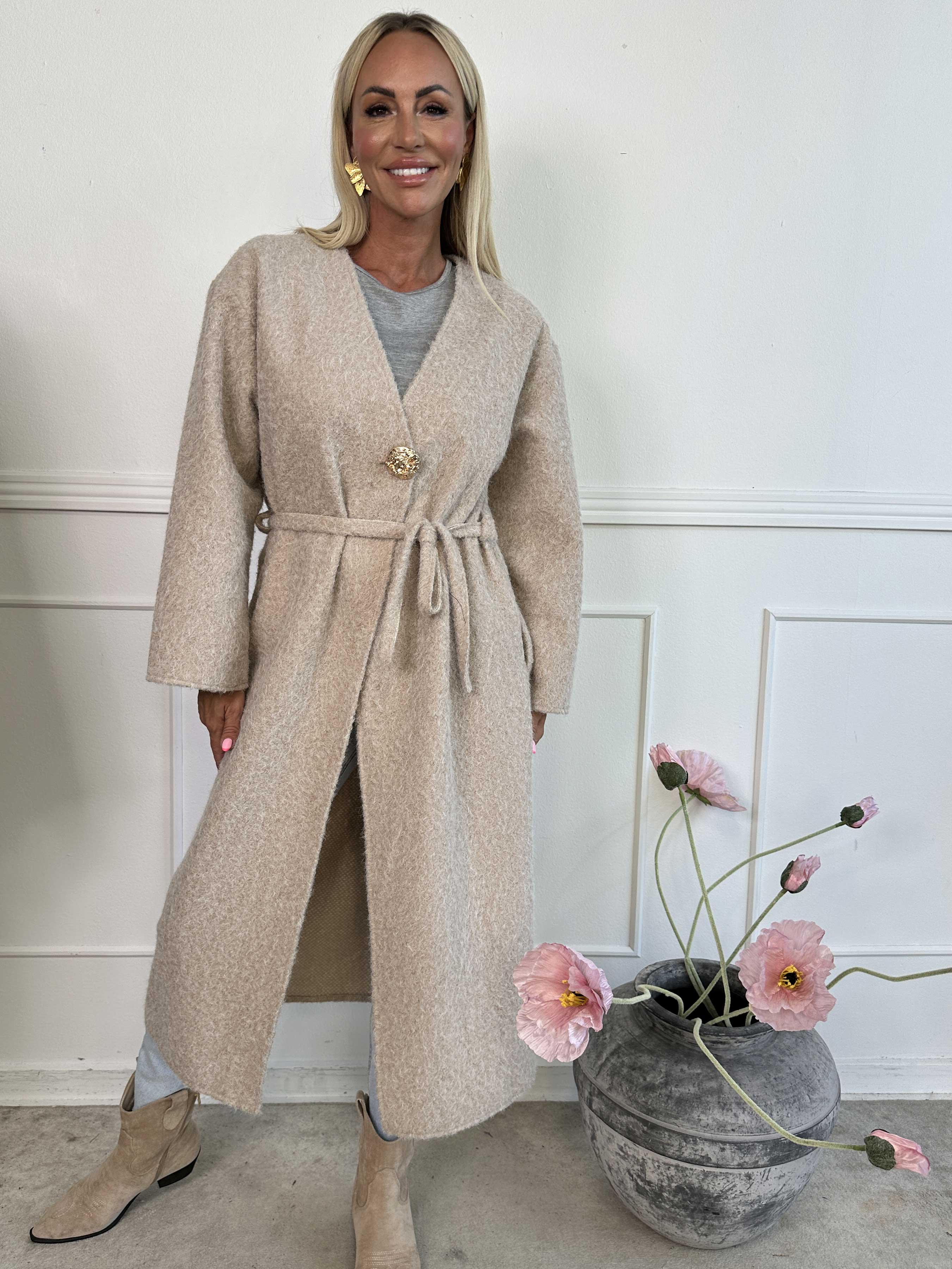 Solrun - Mjuk kappa med stor guldknapp och skärp