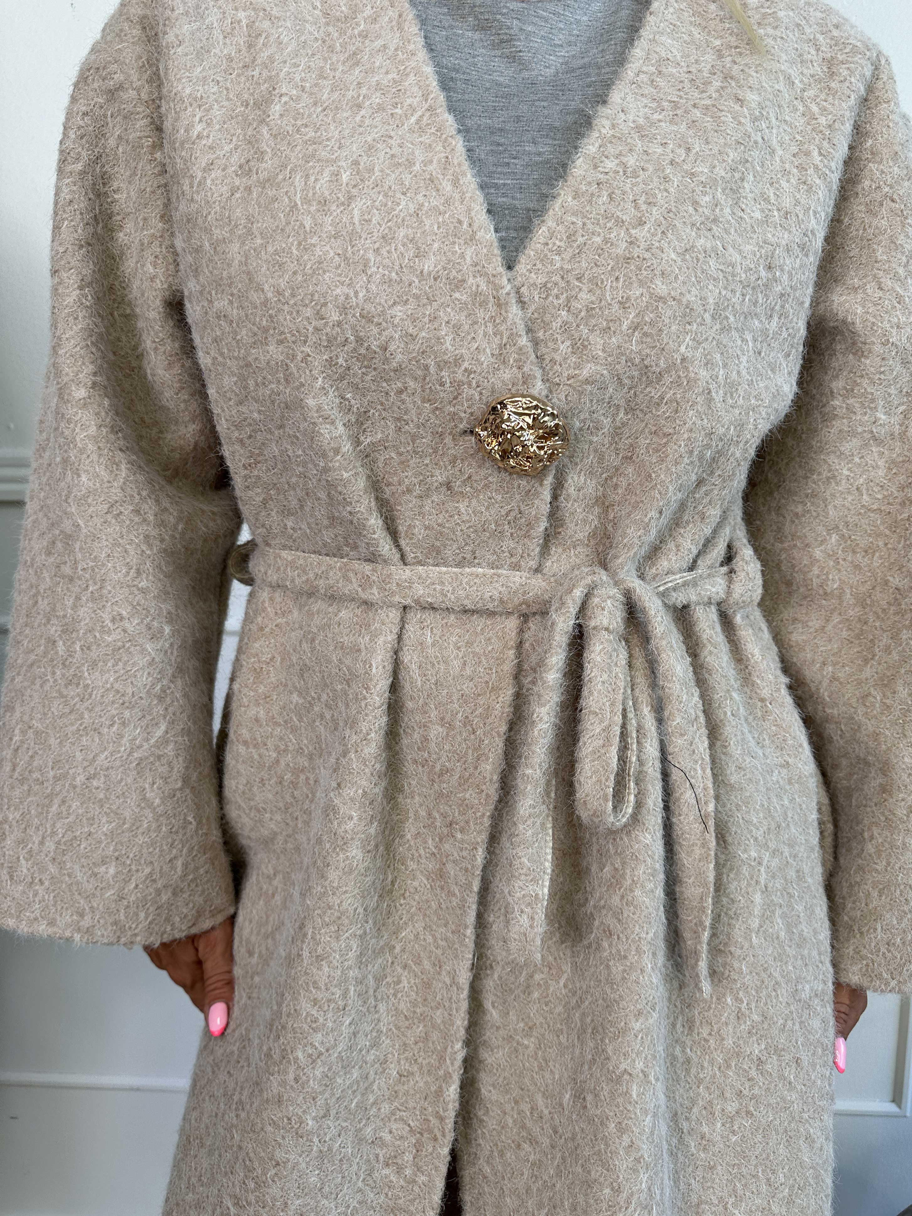 Solrun - Mjuk kappa med stor guldknapp och skärp