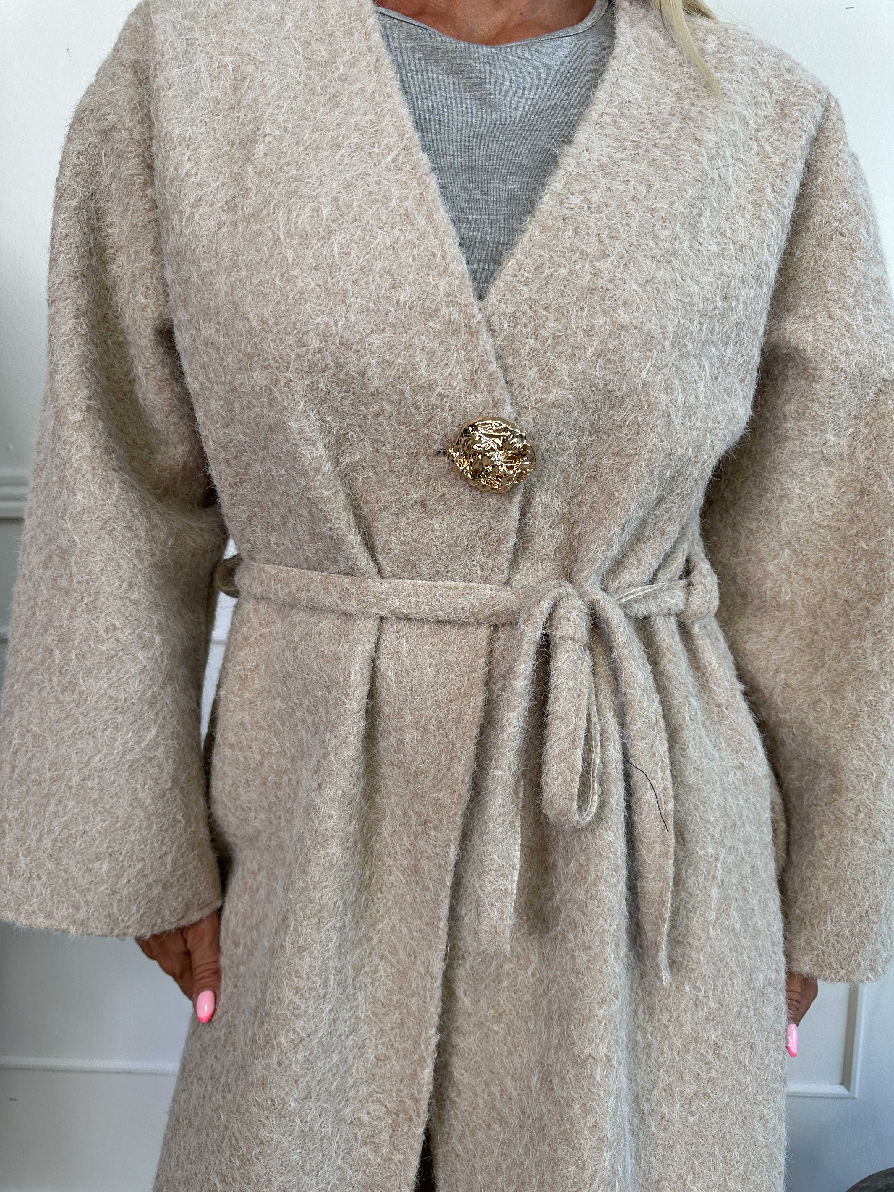 Solrun - Mjuk kappa med stor guldknapp och skärp