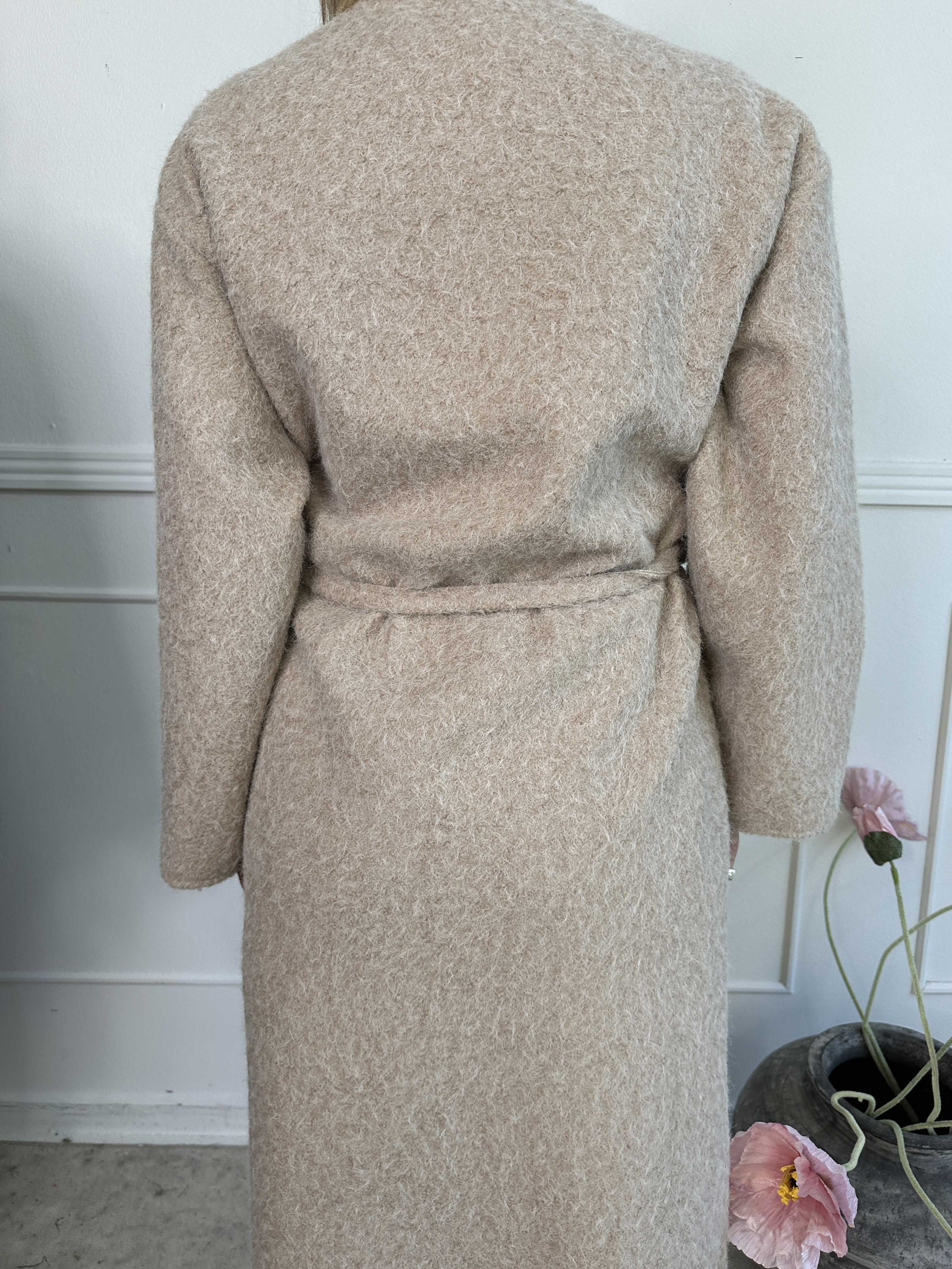 Solrun - Mjuk kappa med stor guldknapp och skärp