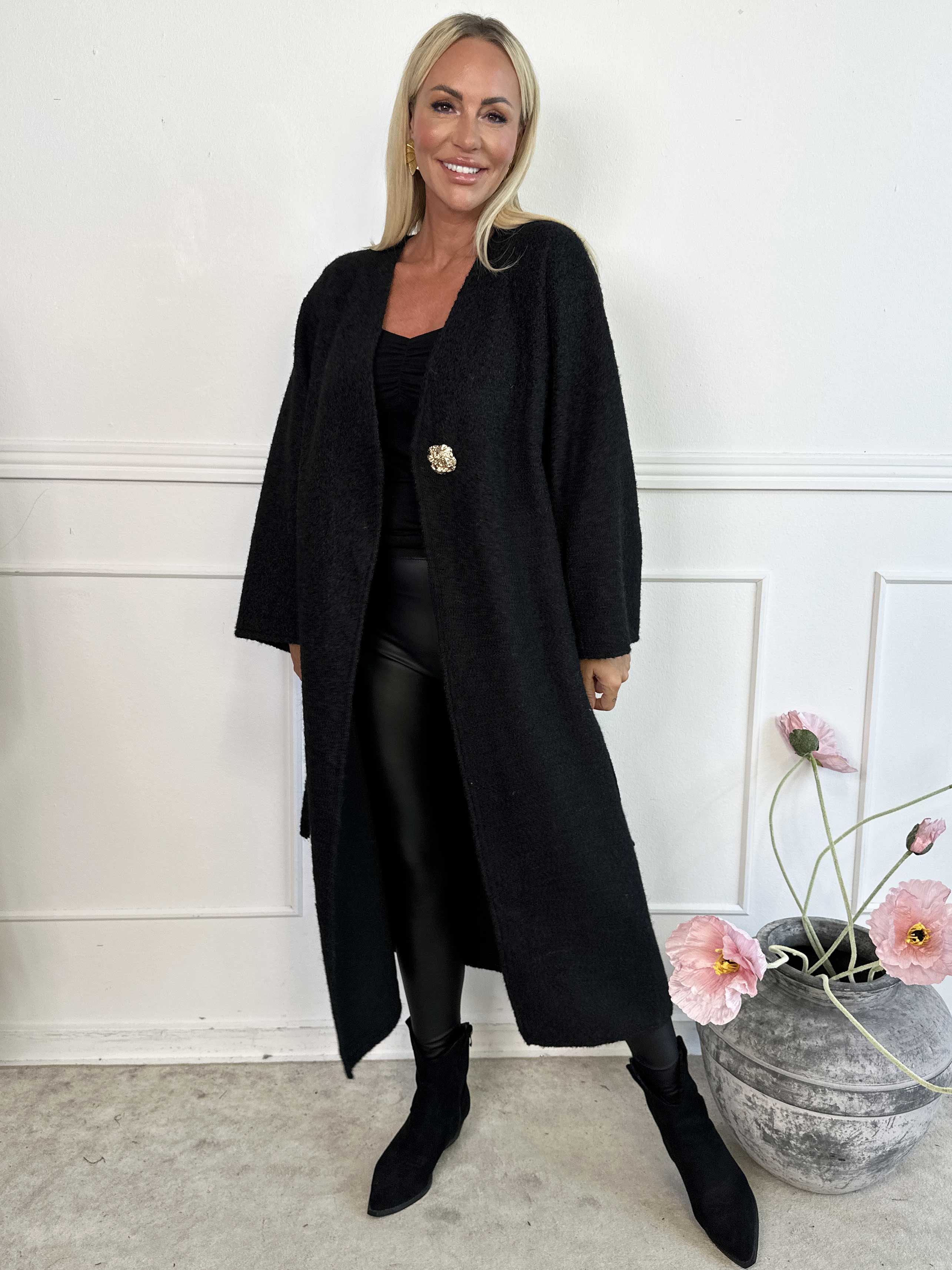 Solrun - Mjuk kappa med stor guldknapp och skärp