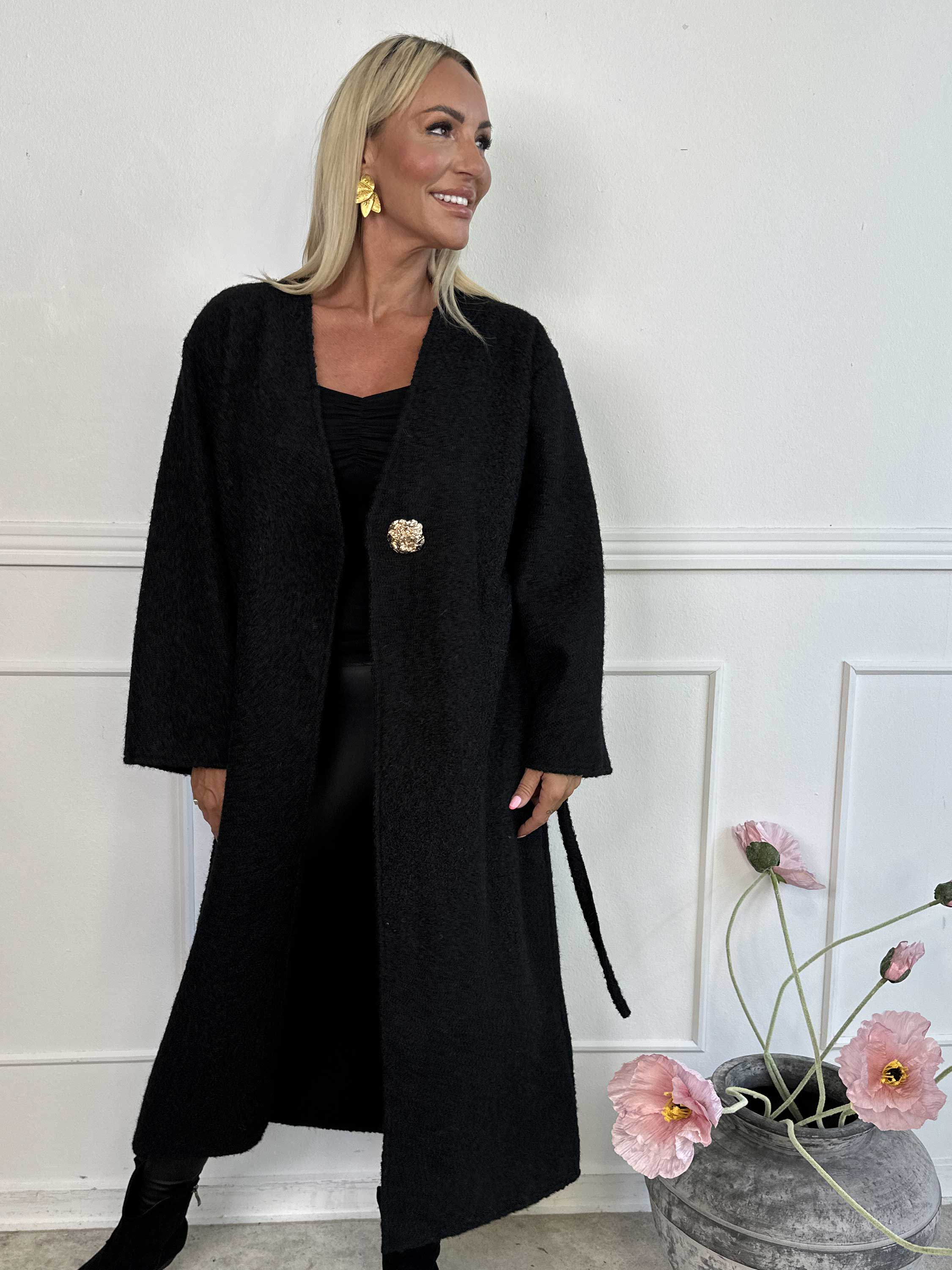 Solrun - Mjuk kappa med stor guldknapp och skärp