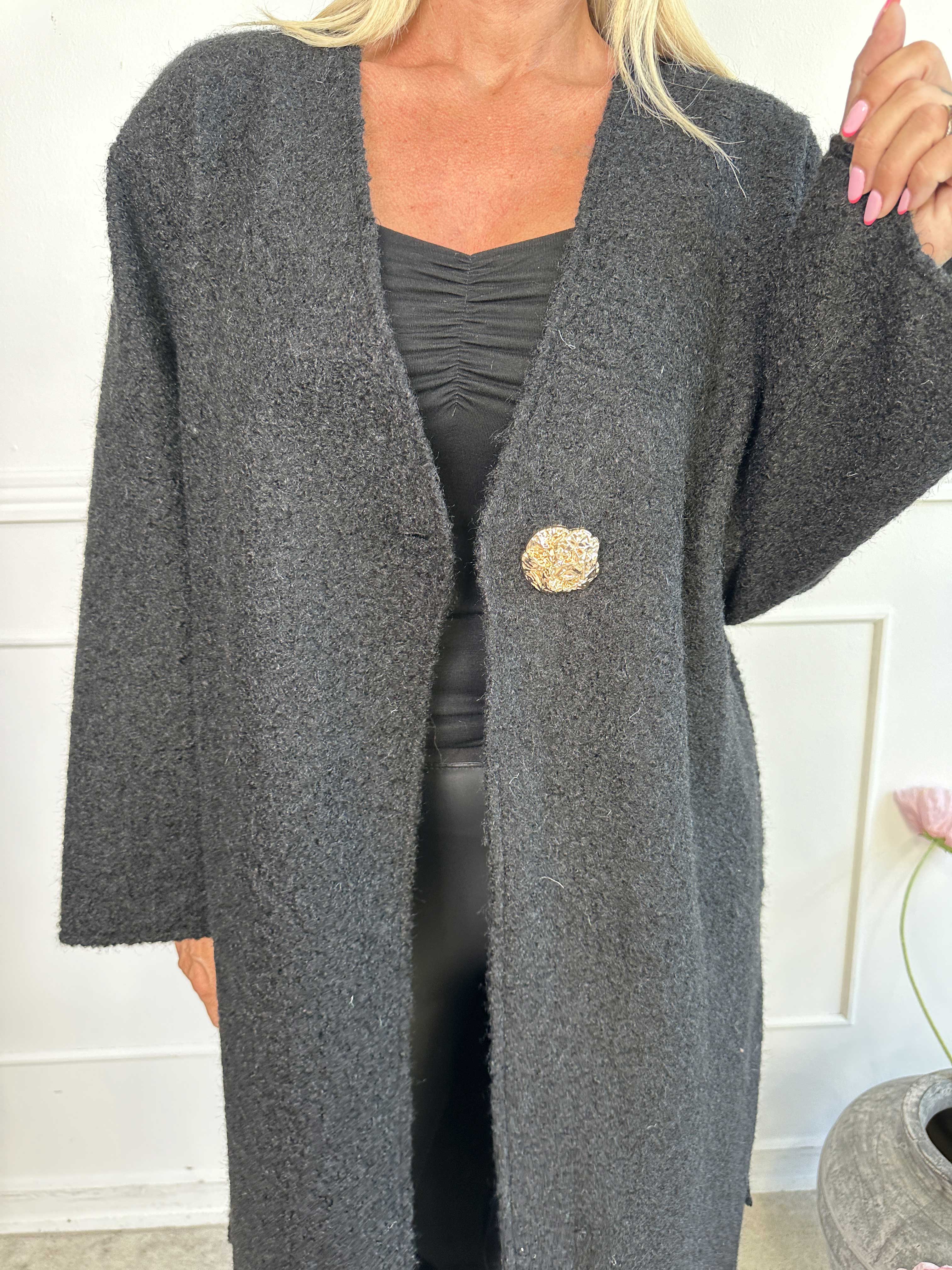 Solrun - Mjuk kappa med stor guldknapp och skärp