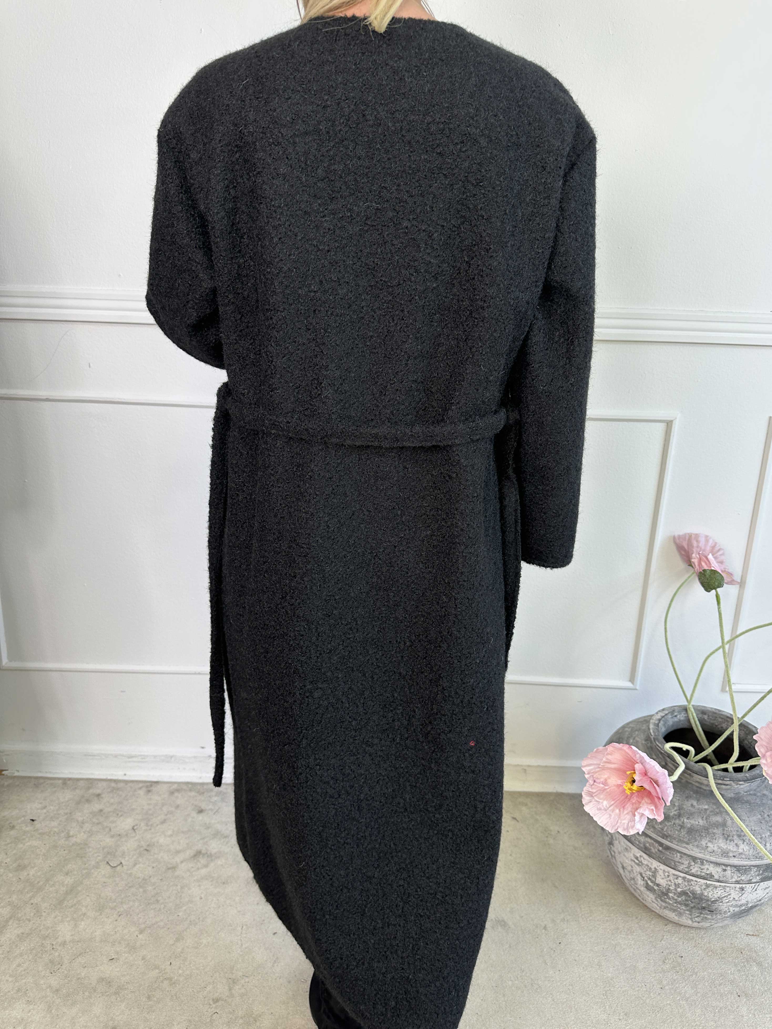 Solrun - Mjuk kappa med stor guldknapp och skärp