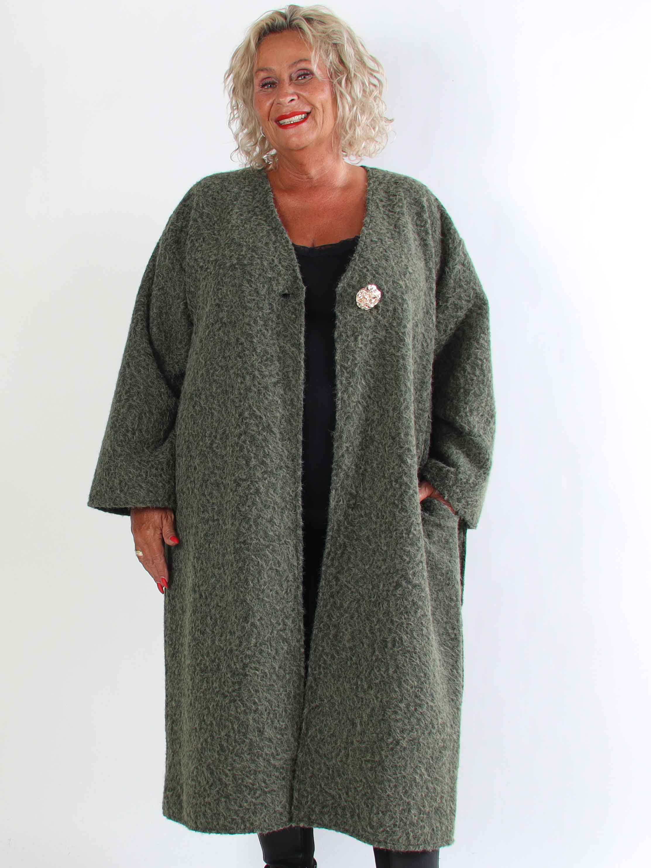 Solrun - Mjuk kappa med stor guldknapp och skärp