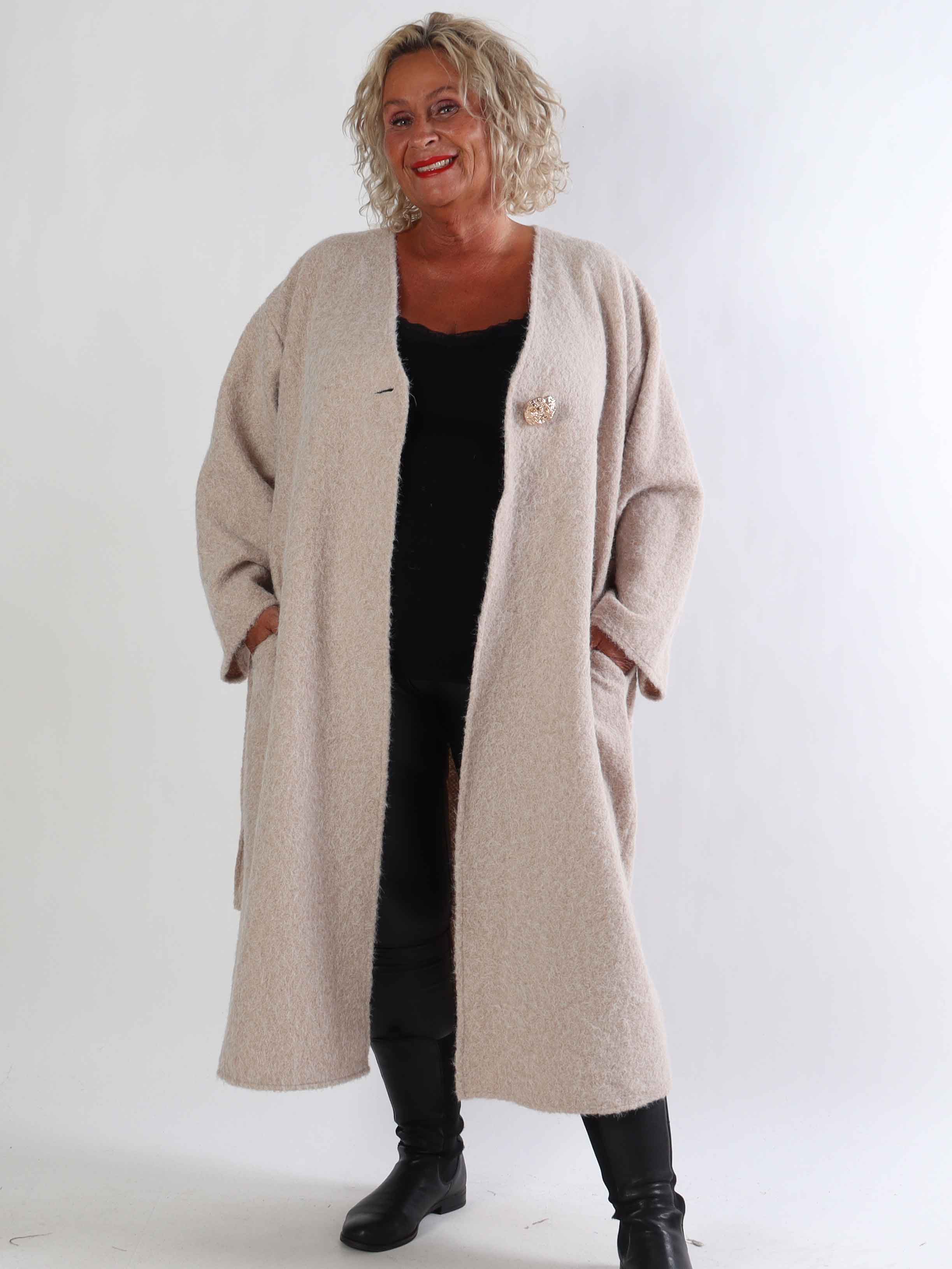 Solrun - Mjuk kappa med stor guldknapp och skärp