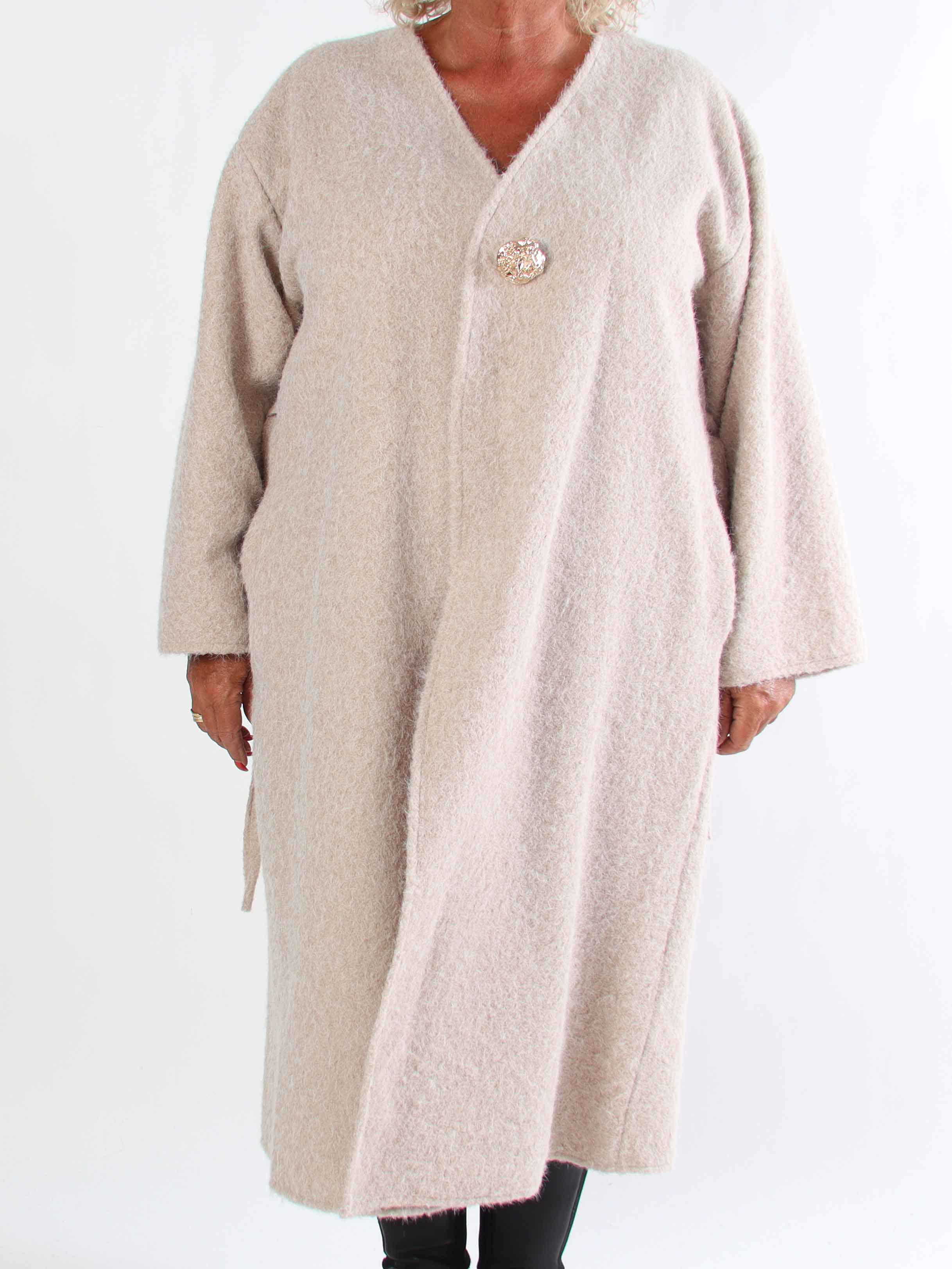 Solrun - Mjuk kappa med stor guldknapp och skärp