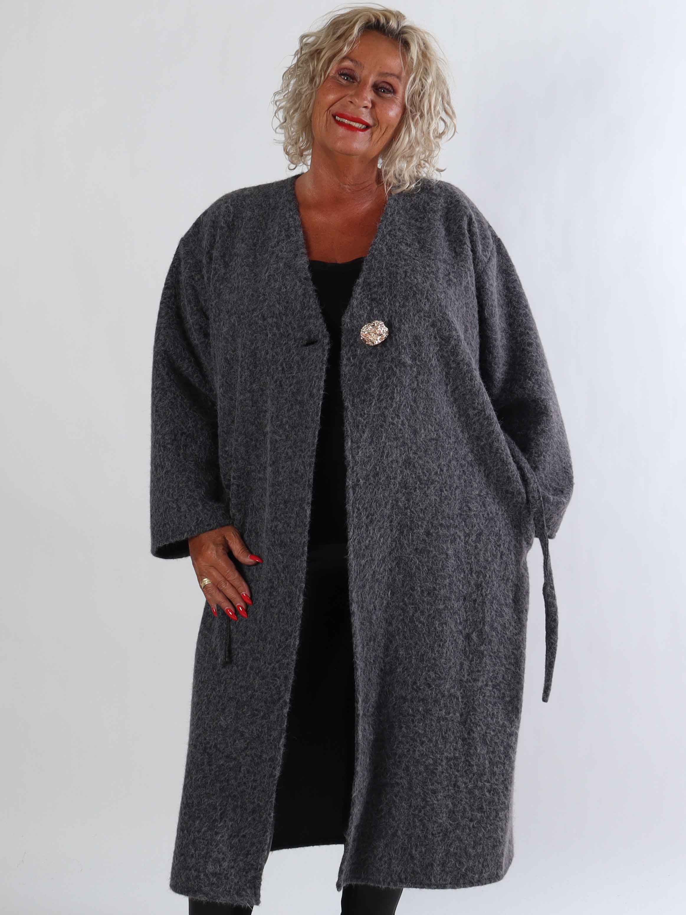 Solrun - Mjuk kappa med stor guldknapp och skärp