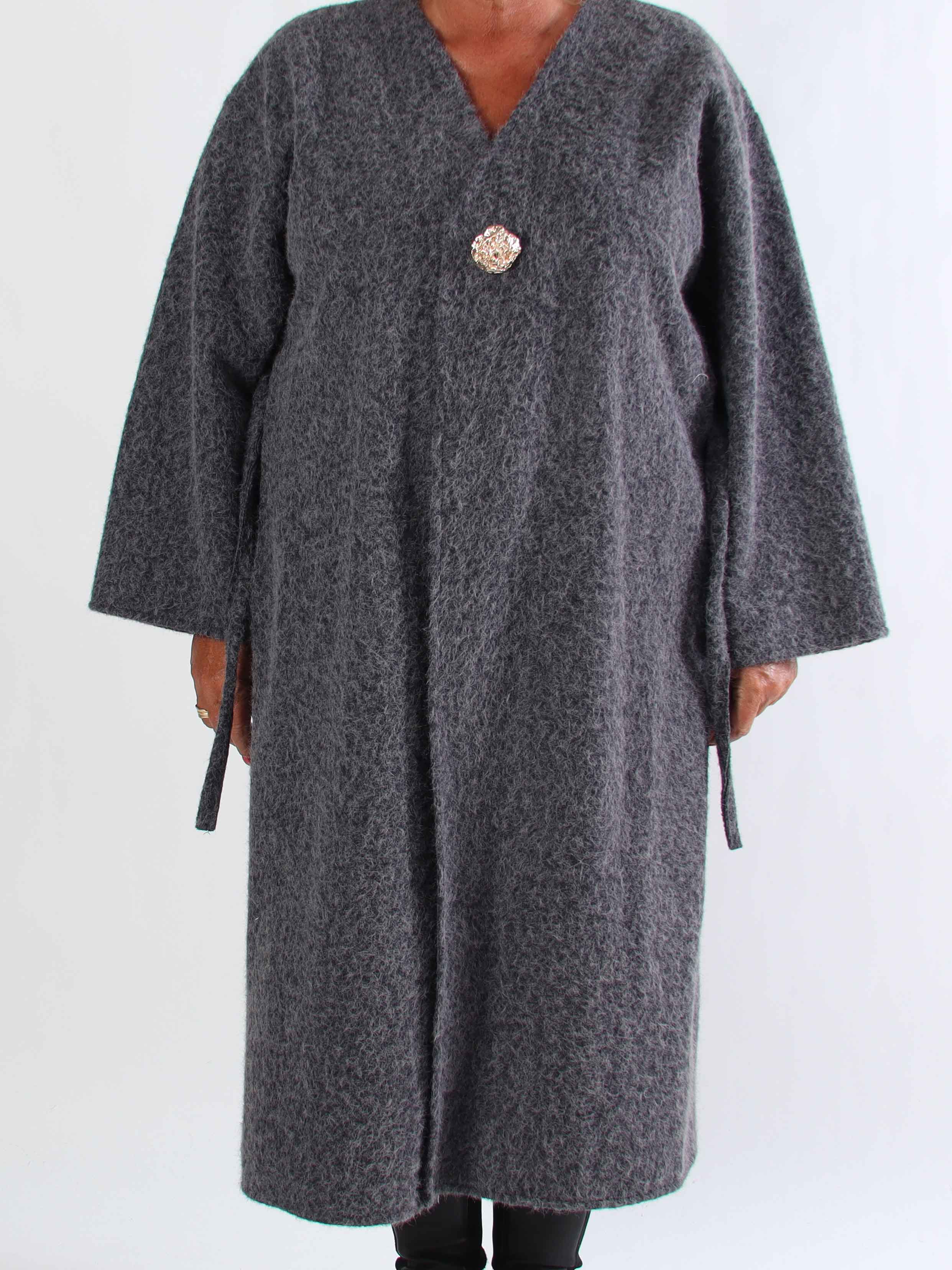 Solrun - Mjuk kappa med stor guldknapp och skärp