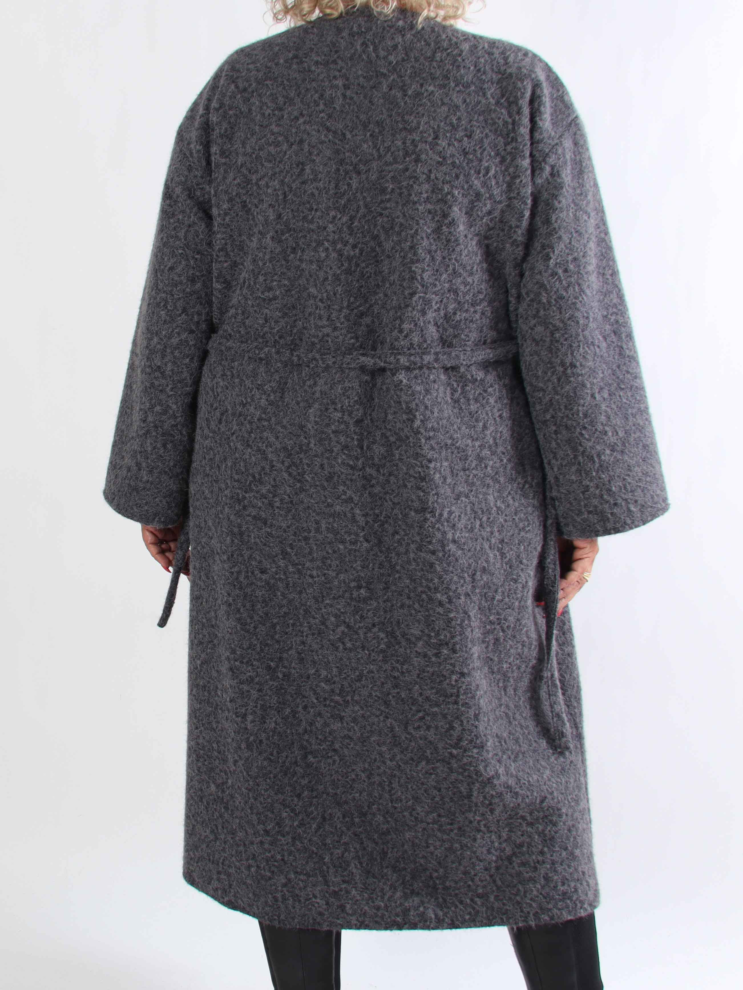 Solrun - Mjuk kappa med stor guldknapp och skärp