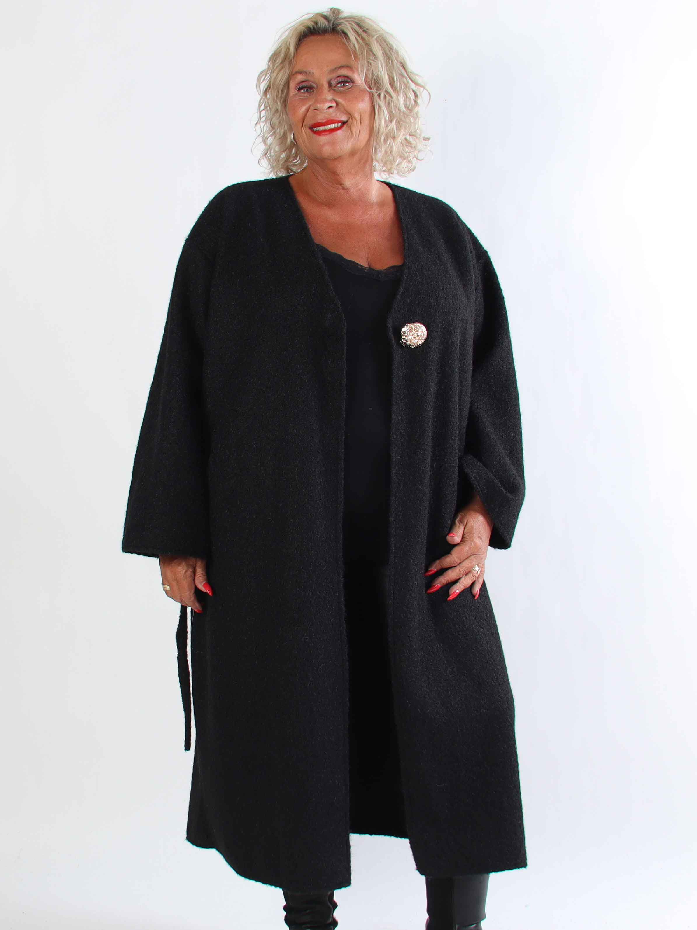 Solrun - Mjuk kappa med stor guldknapp och skärp