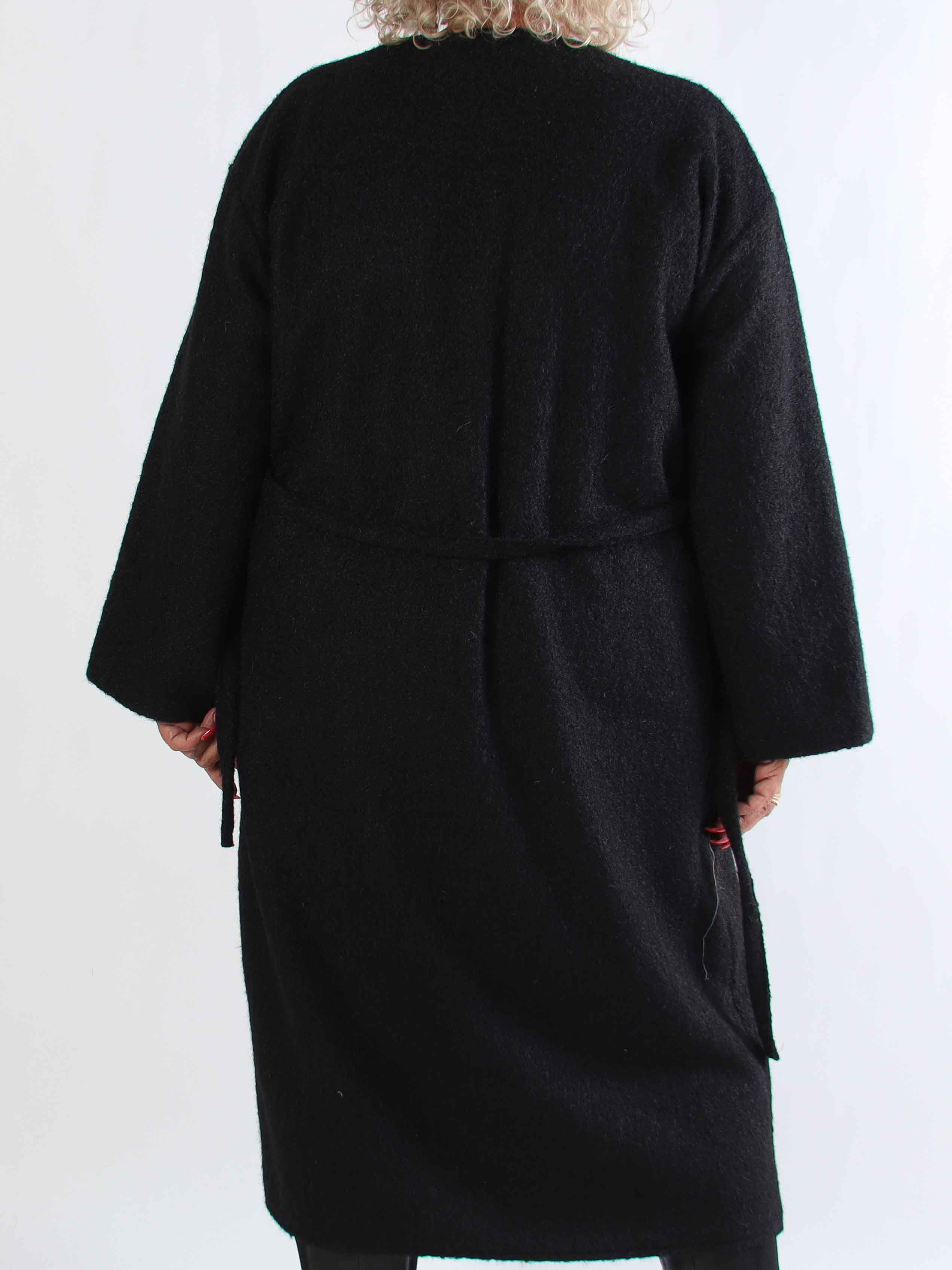 Solrun - Mjuk kappa med stor guldknapp och skärp