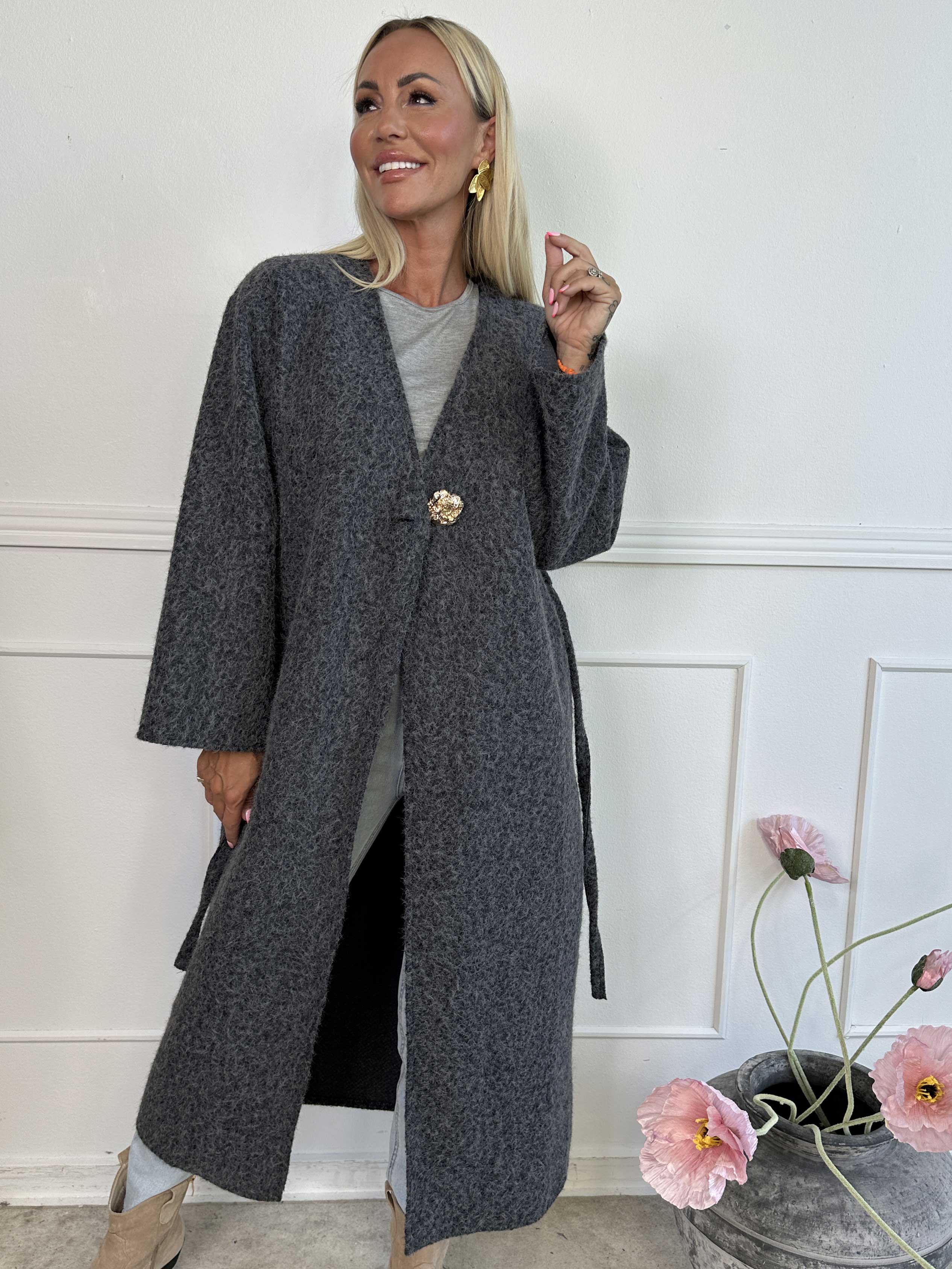 Solrun - Mjuk kappa med stor guldknapp och skärp