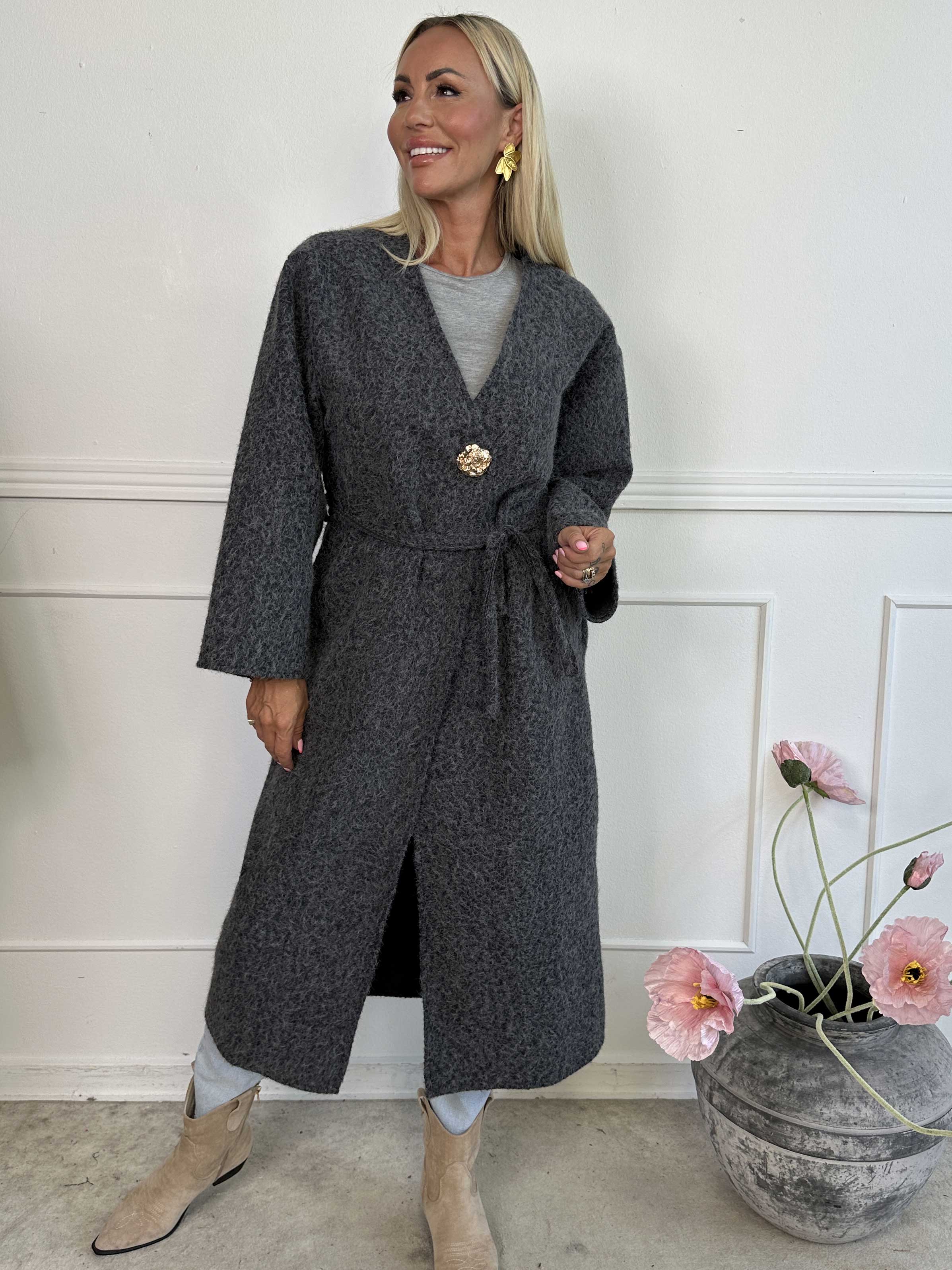 Solrun - Mjuk kappa med stor guldknapp och skärp