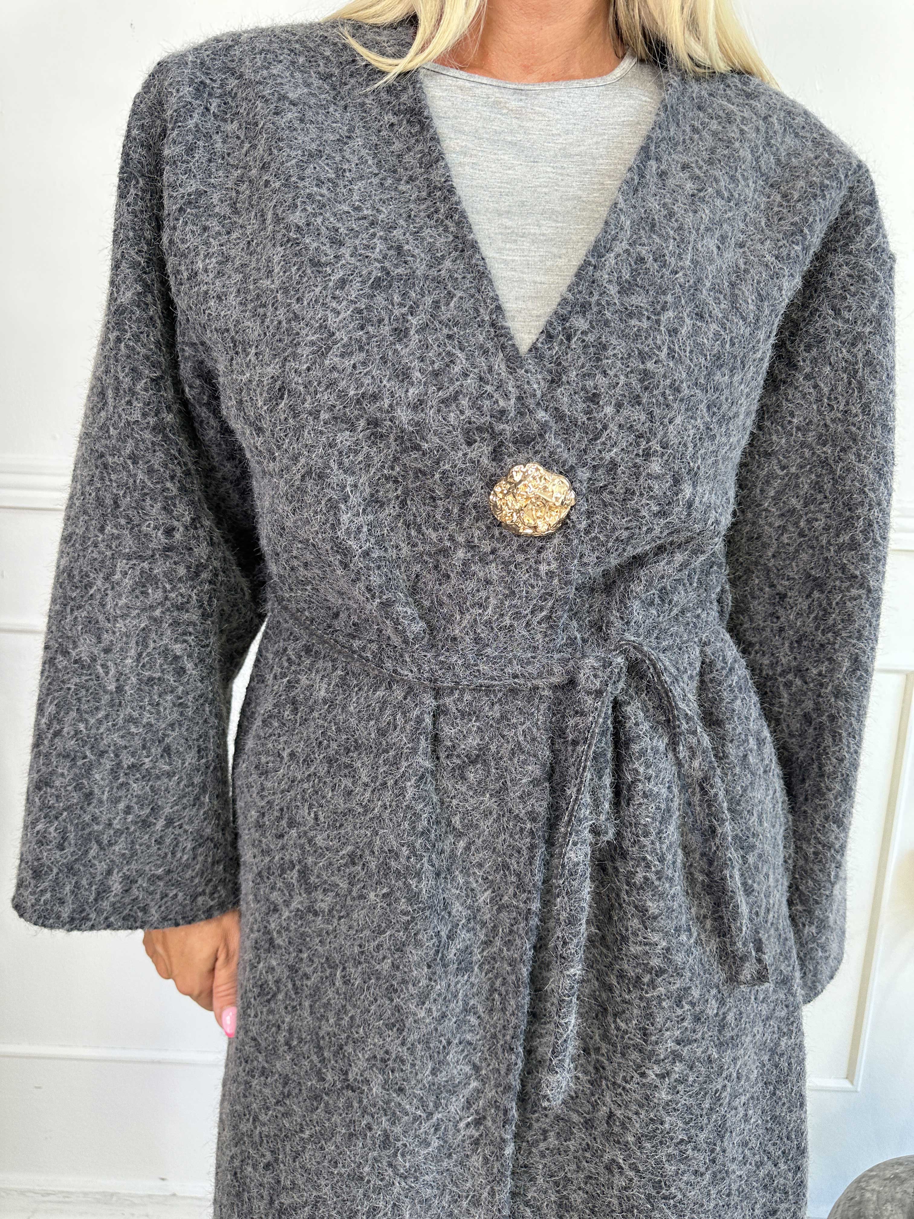 Solrun - Mjuk kappa med stor guldknapp och skärp