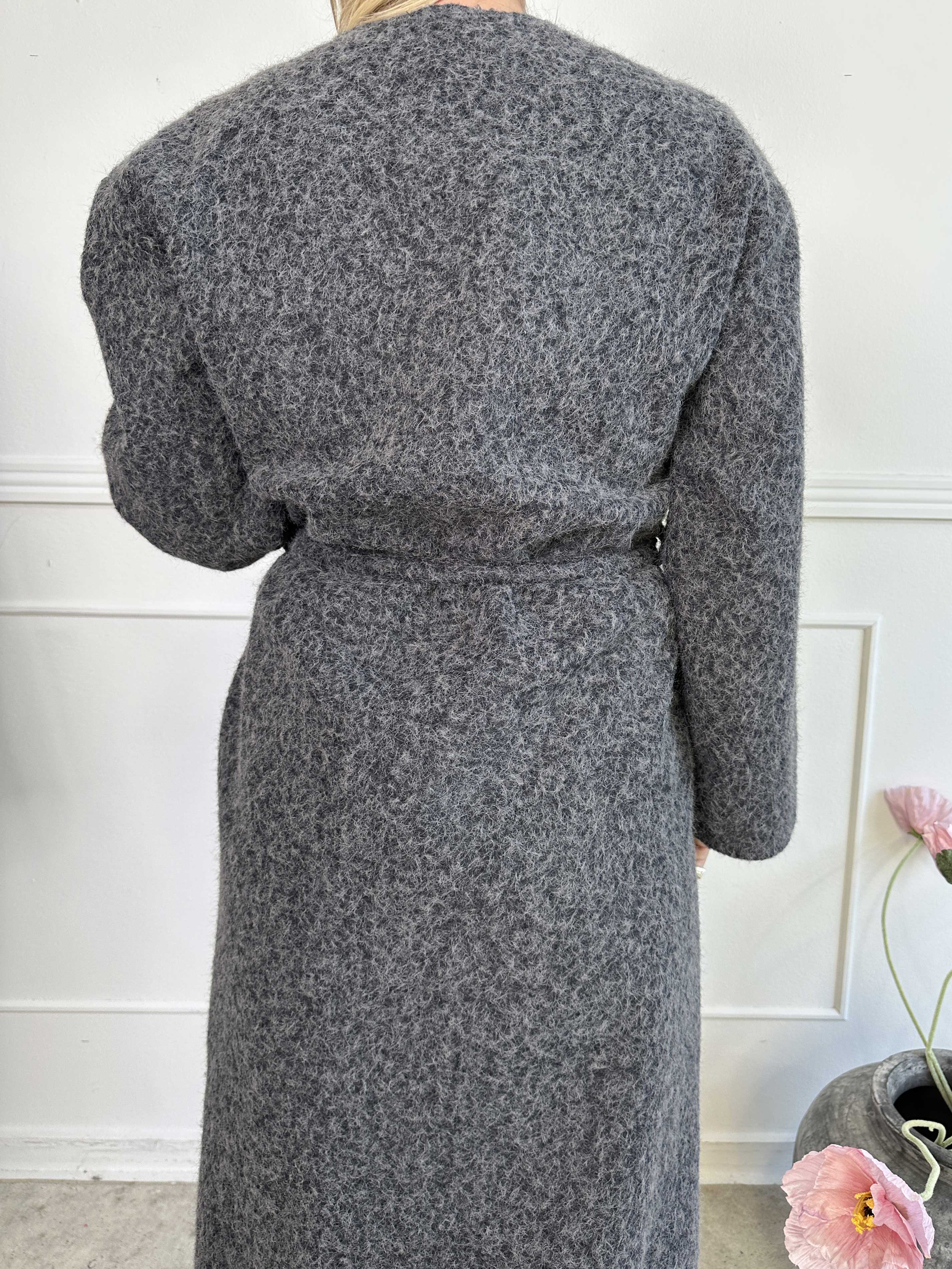 Solrun - Mjuk kappa med stor guldknapp och skärp