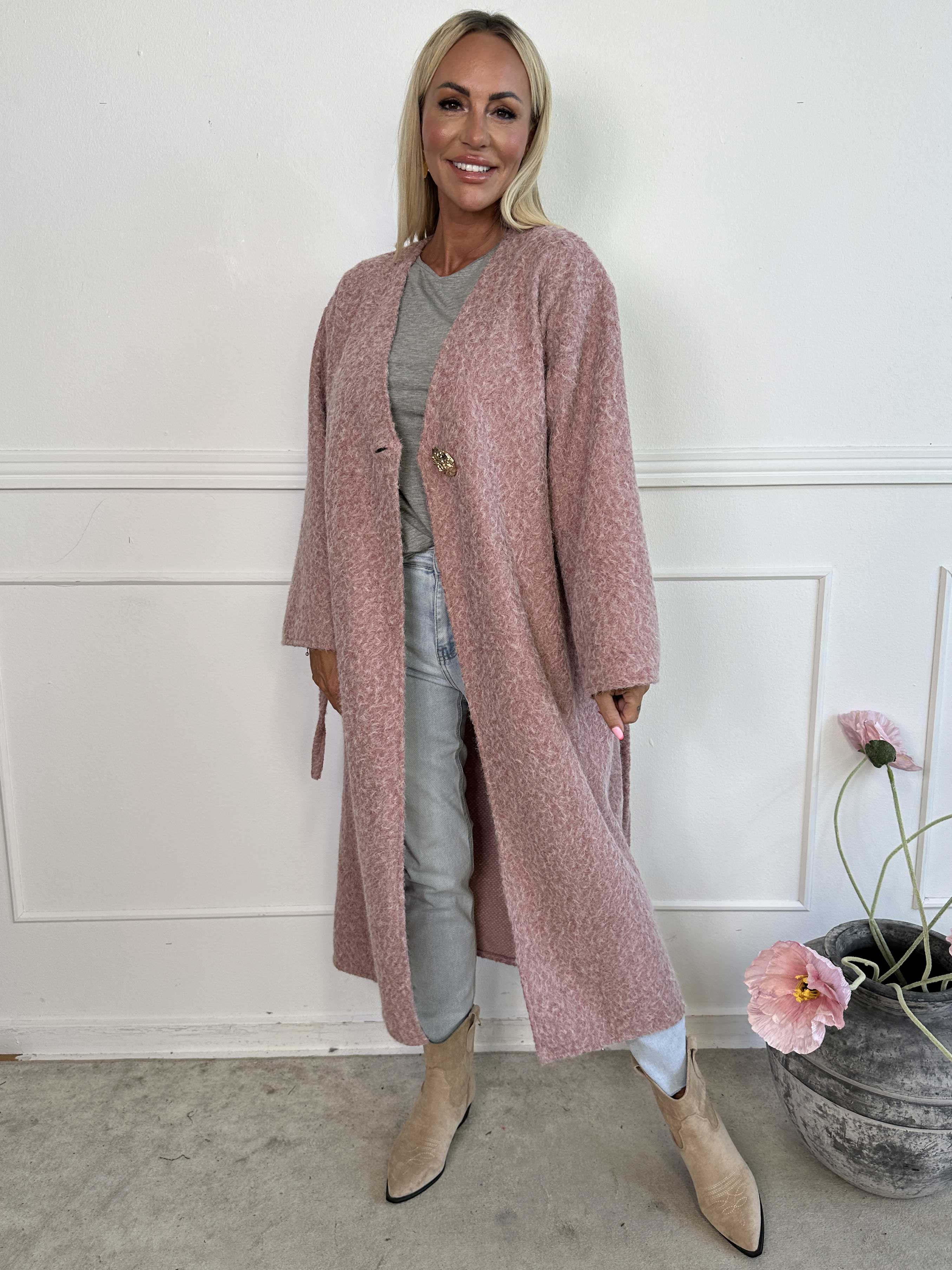 Solrun - Mjuk kappa med stor guldknapp och skärp