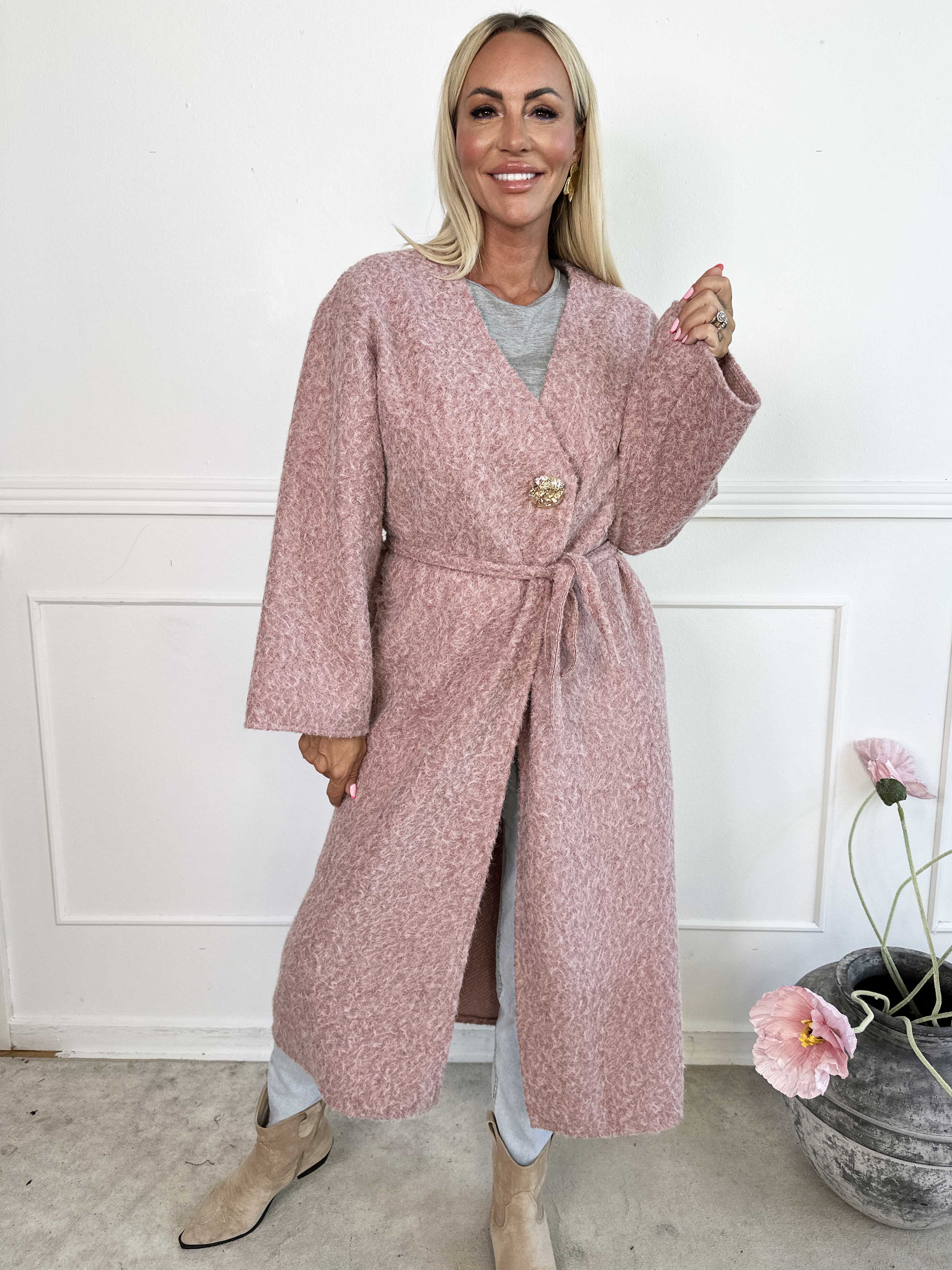 Solrun - Mjuk kappa med stor guldknapp och skärp