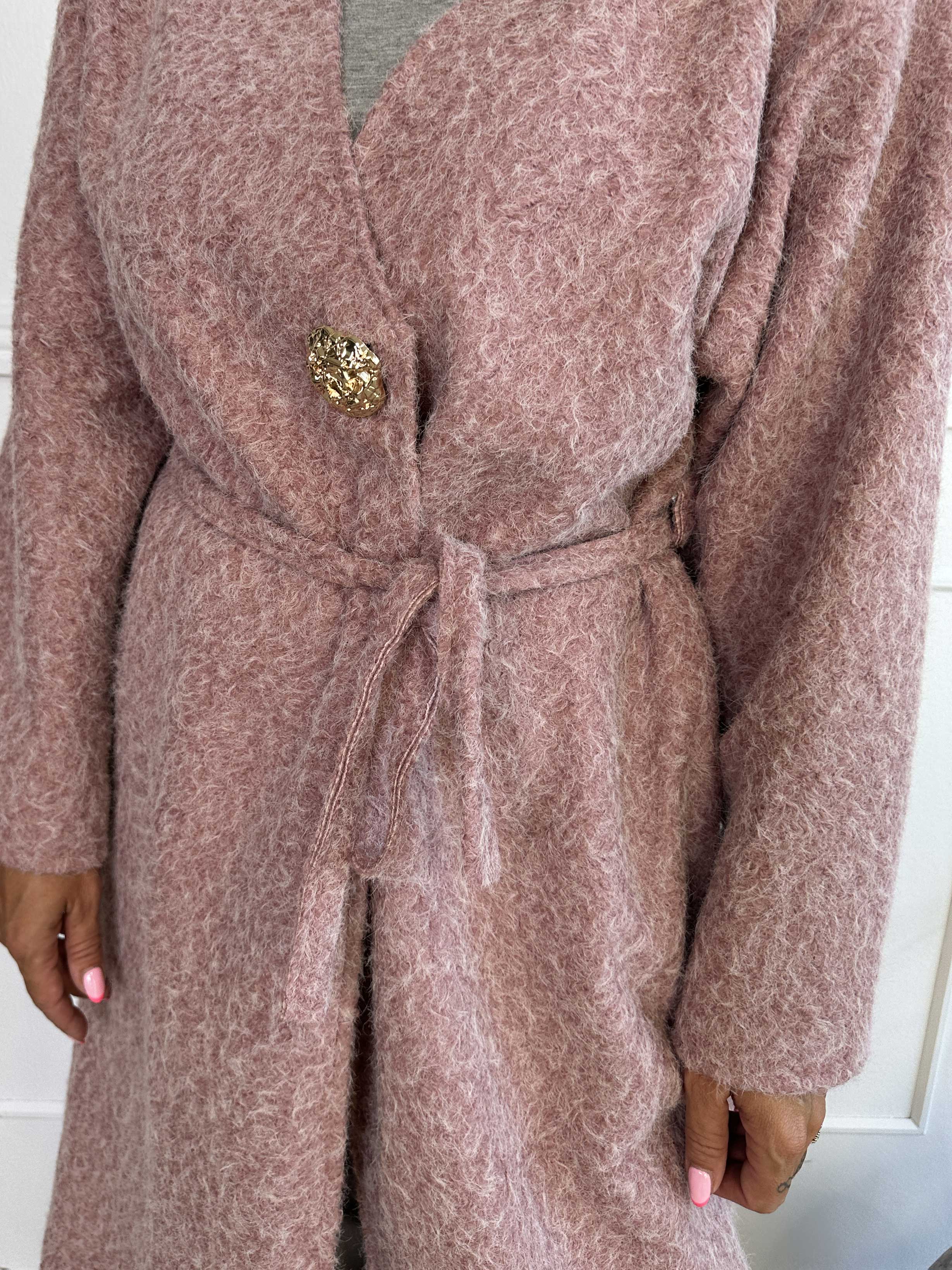 Solrun - Mjuk kappa med stor guldknapp och skärp