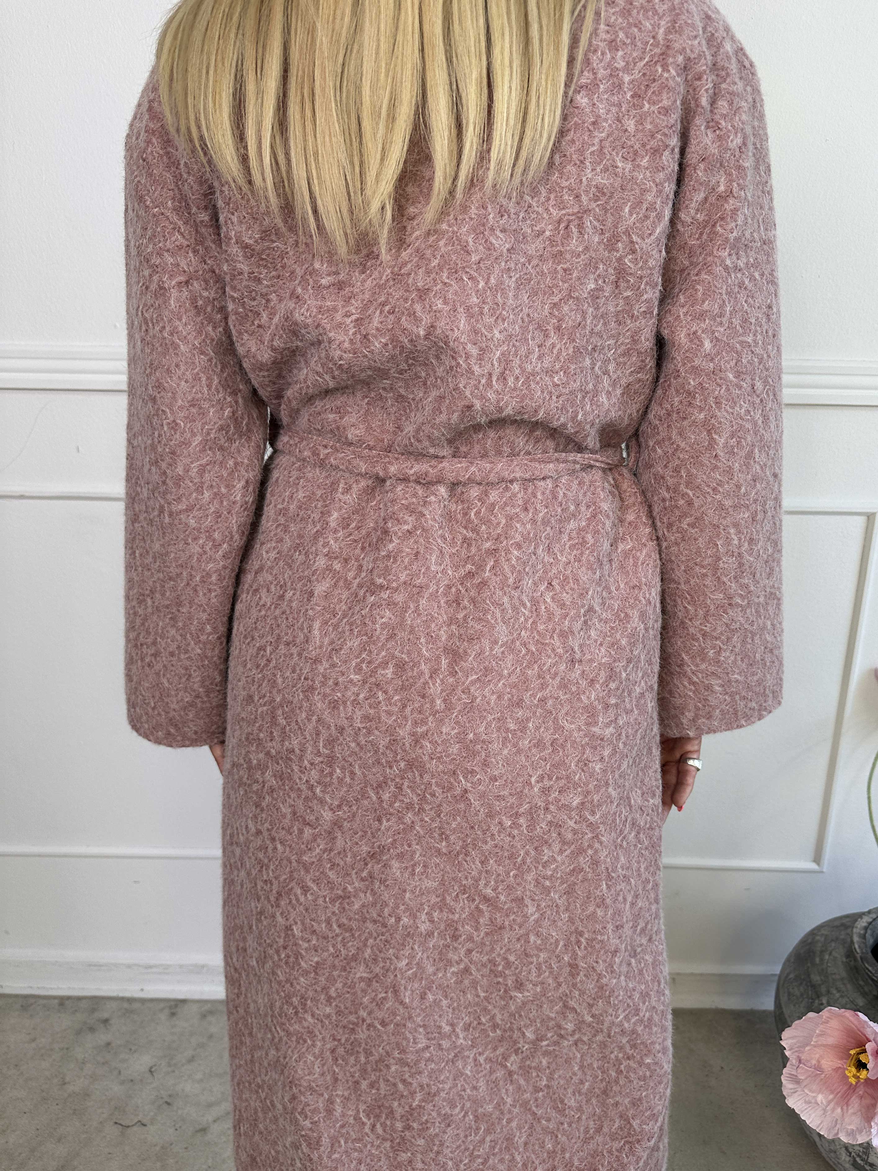 Solrun - Mjuk kappa med stor guldknapp och skärp