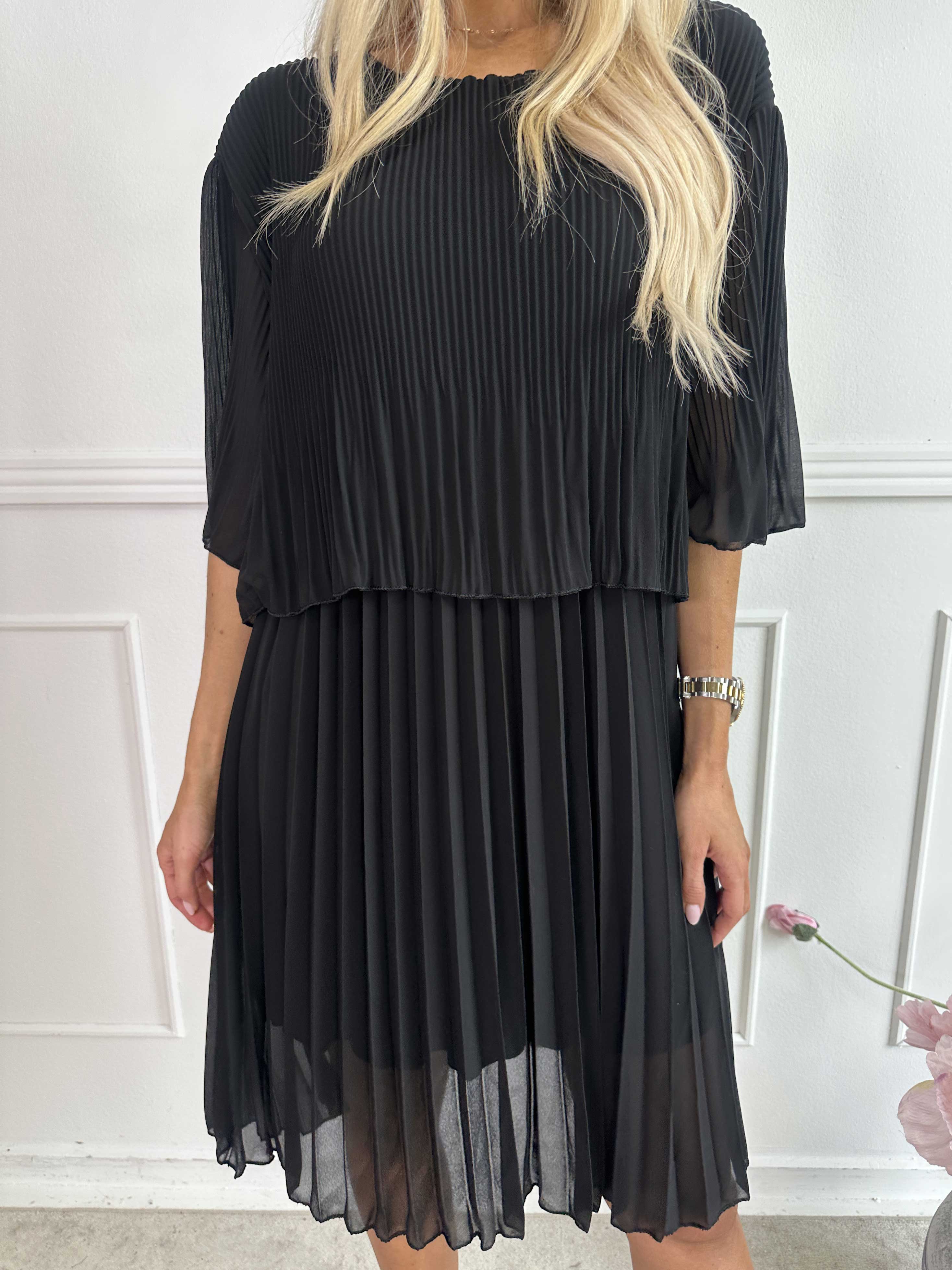 Kristina - Sød plisseret kjole med flæselag