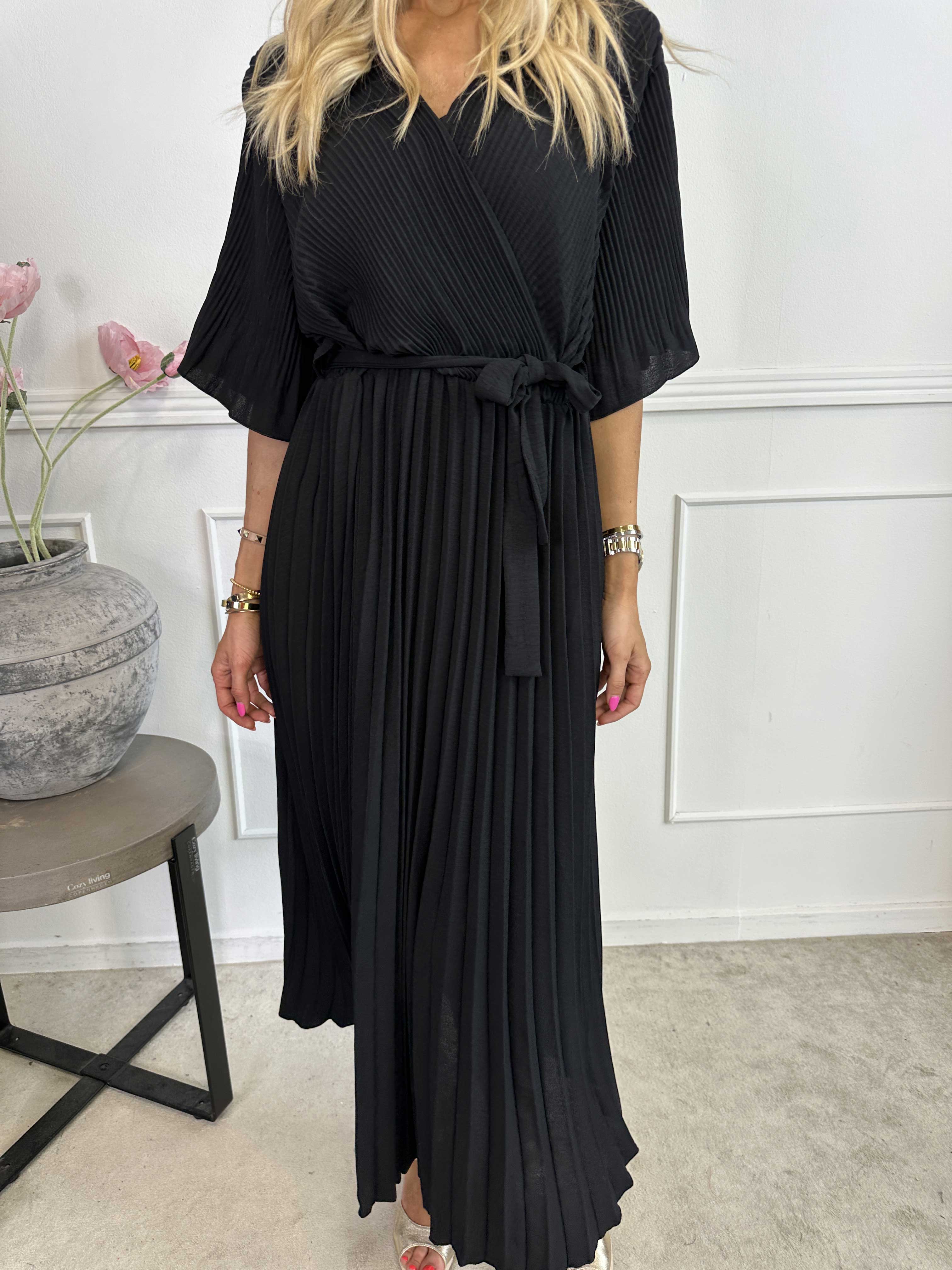 Solveig - Lång plisserad klänning i viskos med band i midjan