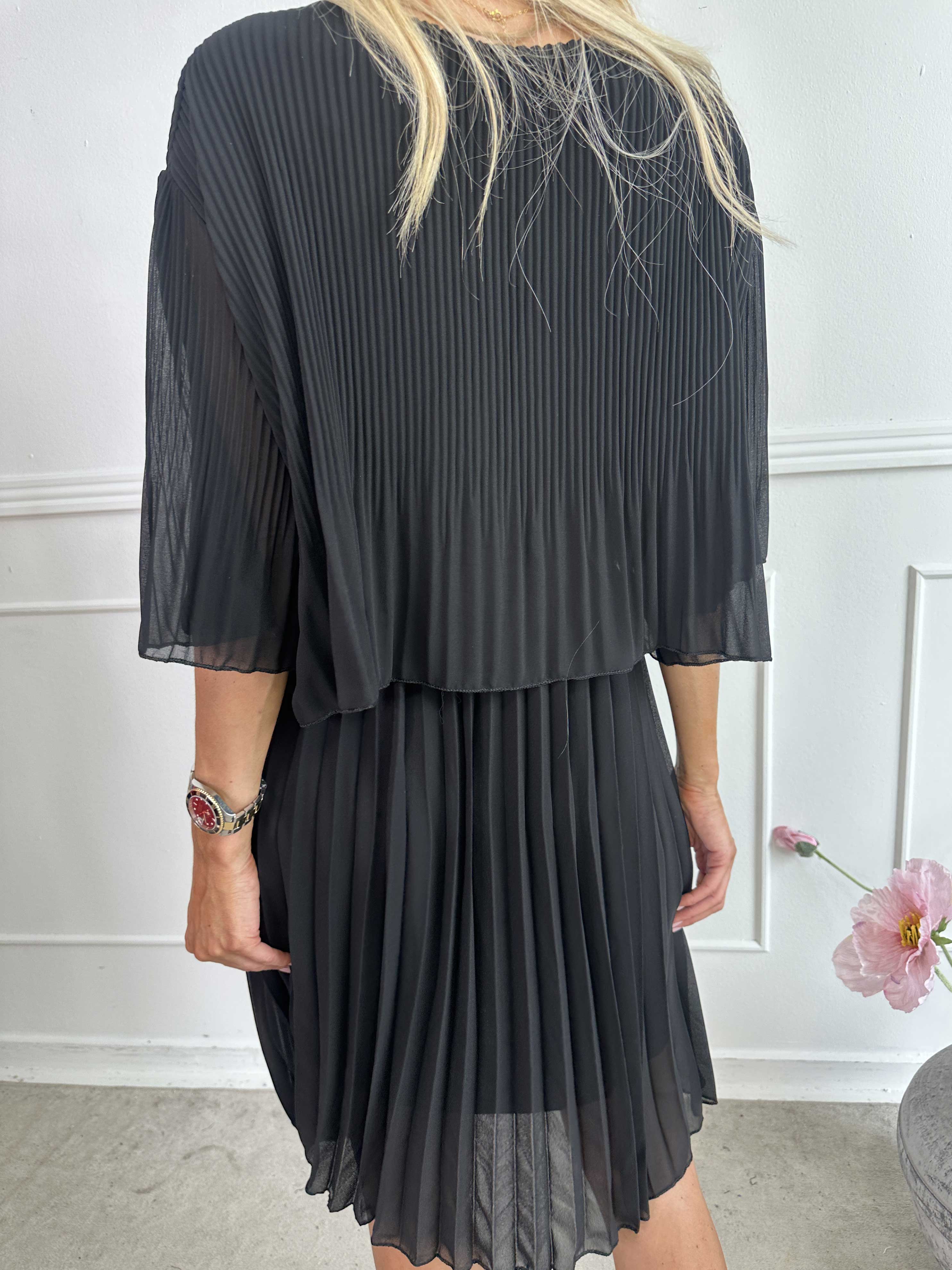 Kristina - Sød plisseret kjole med flæselag