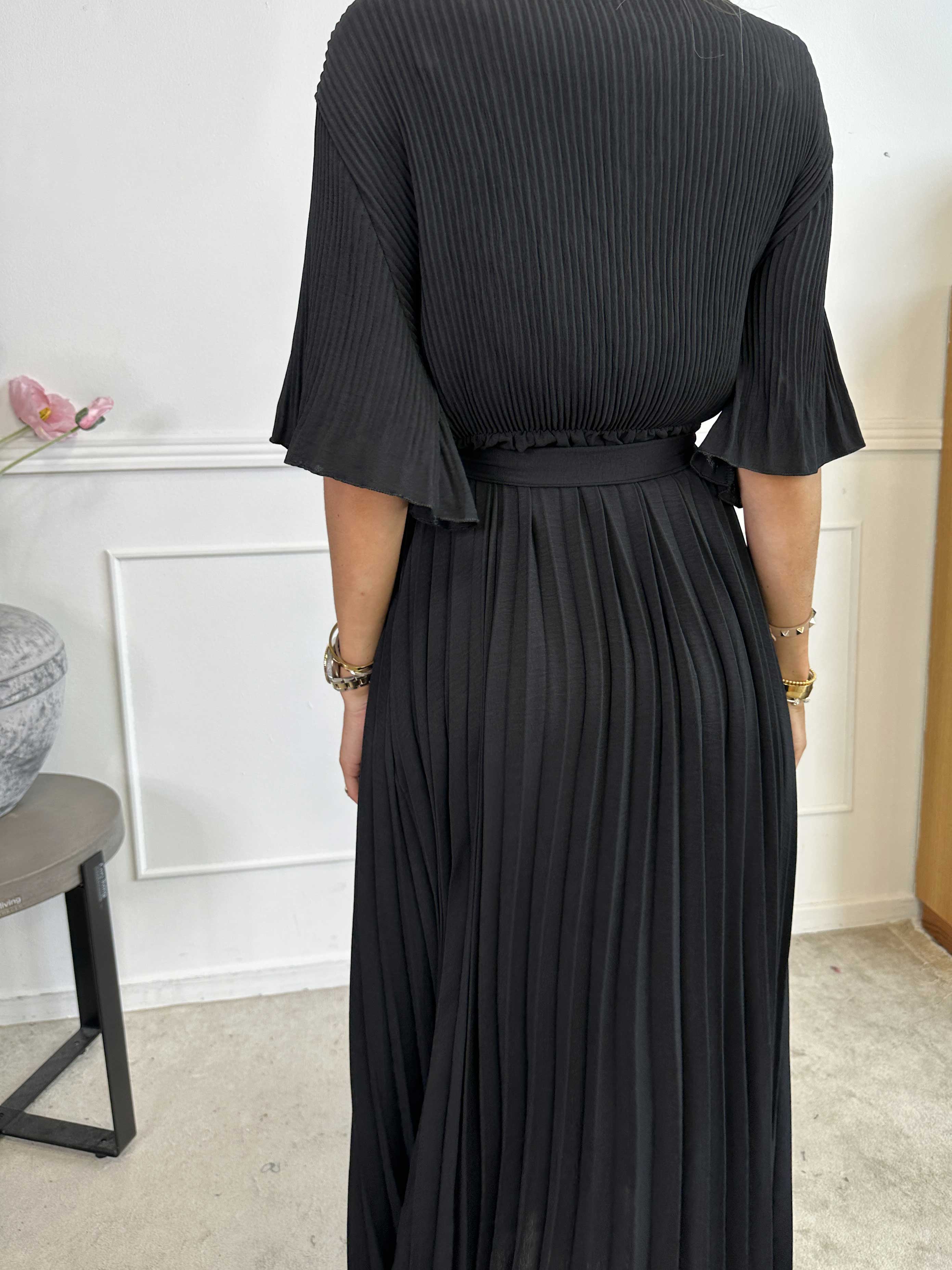 Solveig - Lång plisserad klänning i viskos med band i midjan