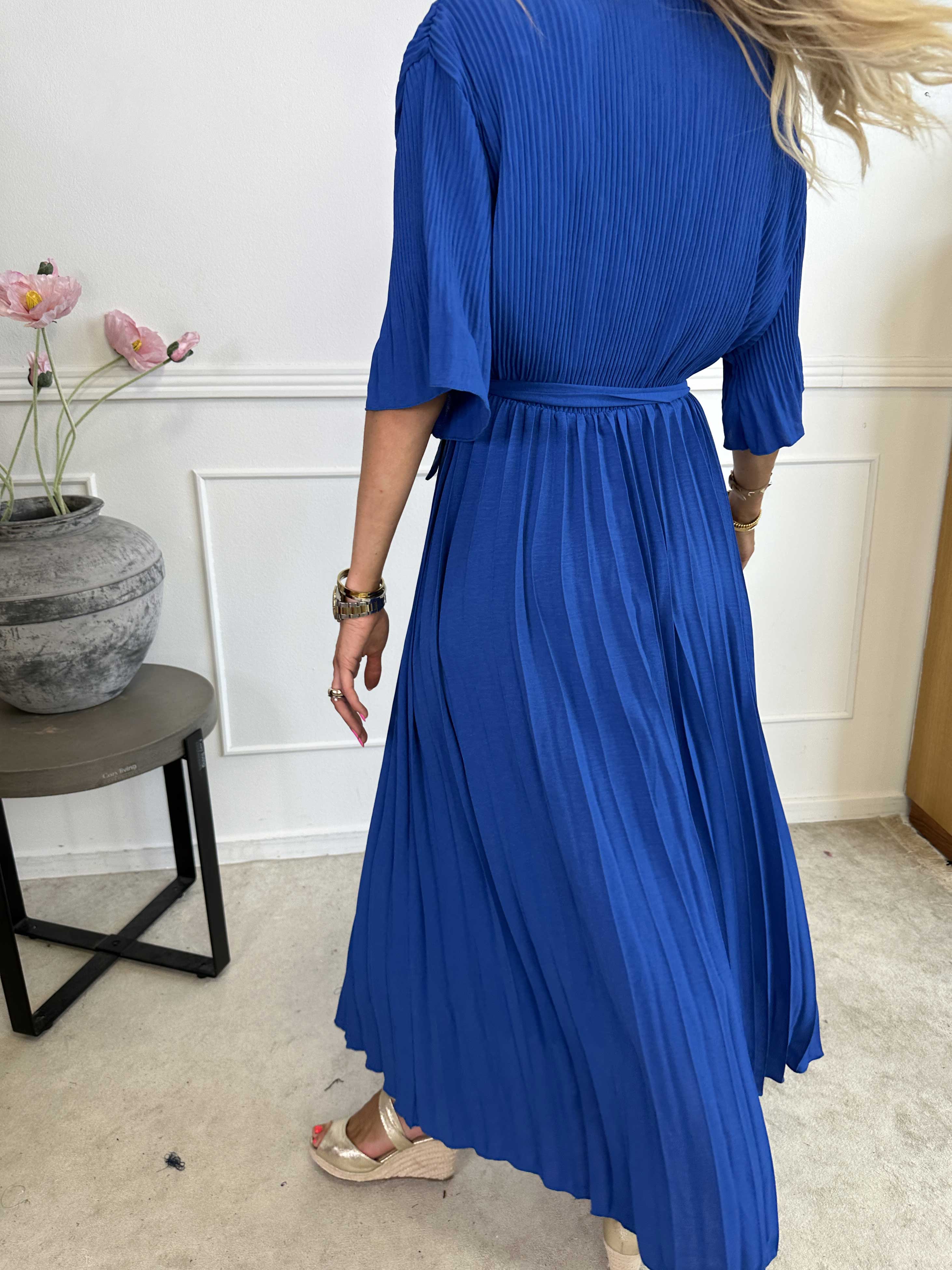 Solveig - Lång plisserad klänning i viskos med band i midjan