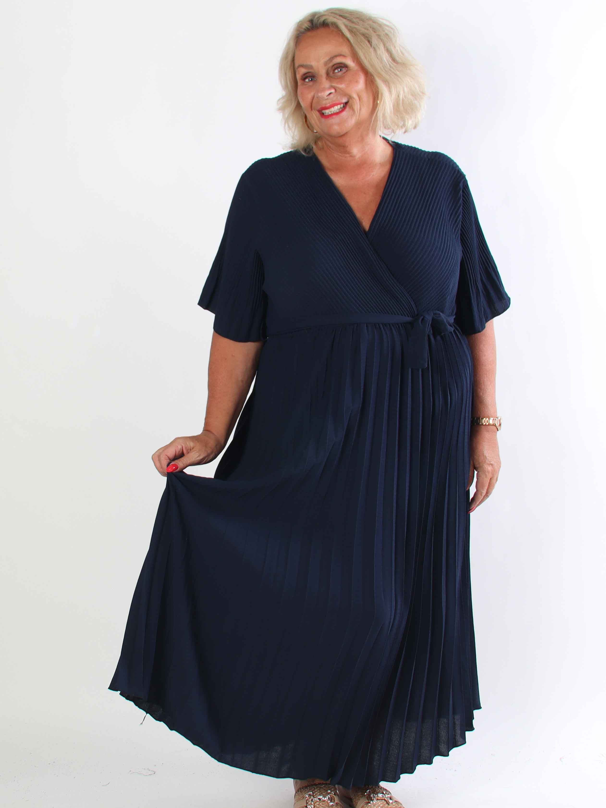 Solveig - Lång plisserad plus size klänning i viskos med band i midjan