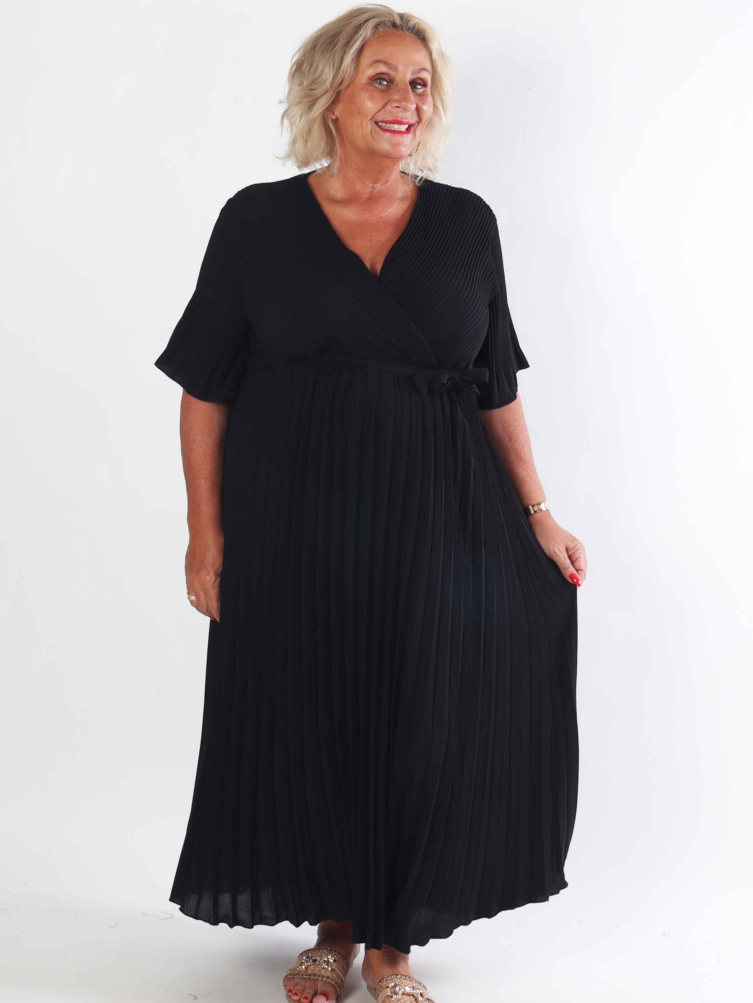 Solveig - Lång plisserad plus size klänning i viskos med band i midjan