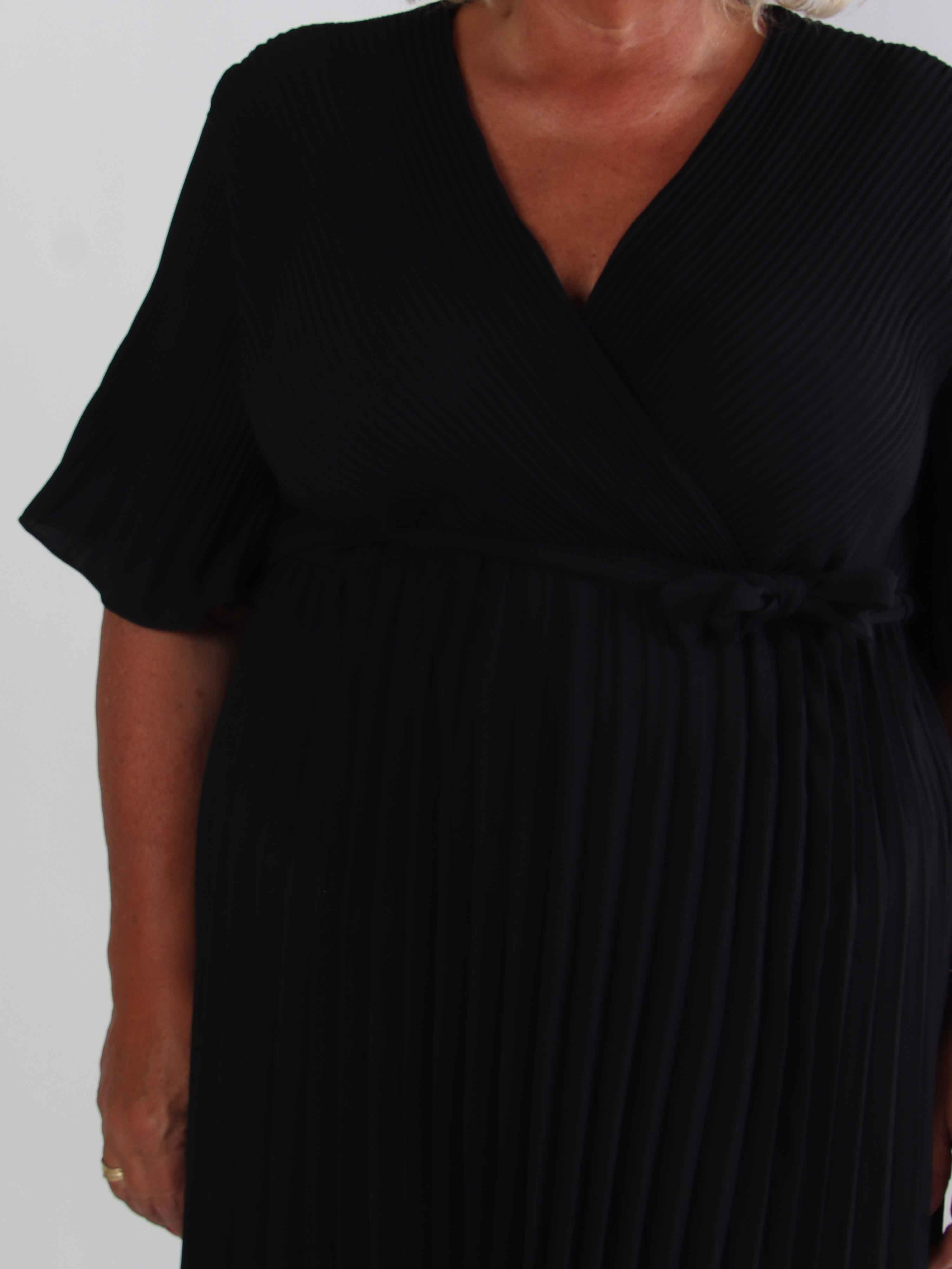 Solveig - Lång plisserad plus size klänning i viskos med band i midjan