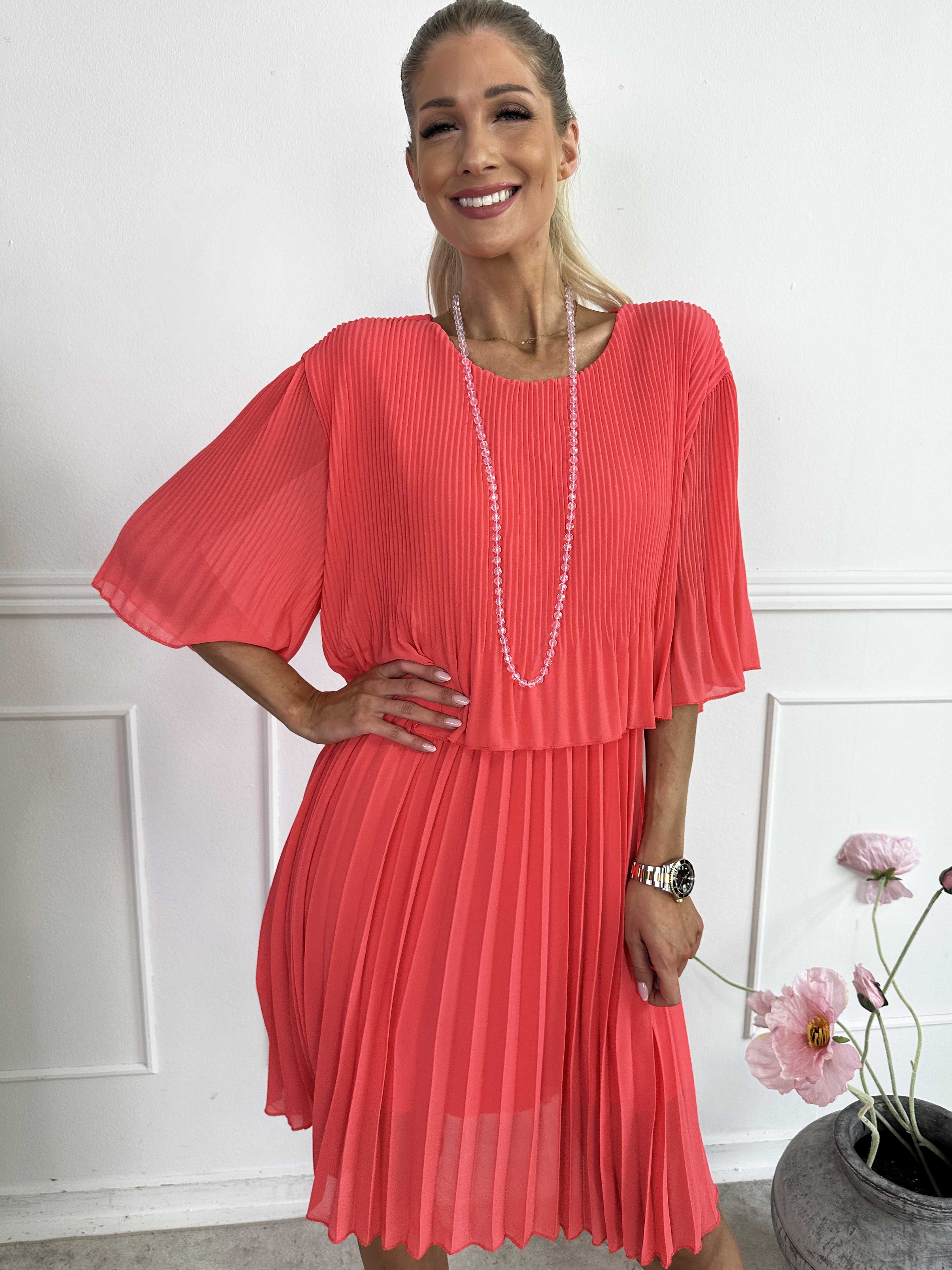 Kristina - Sød plisseret kjole med flæselag