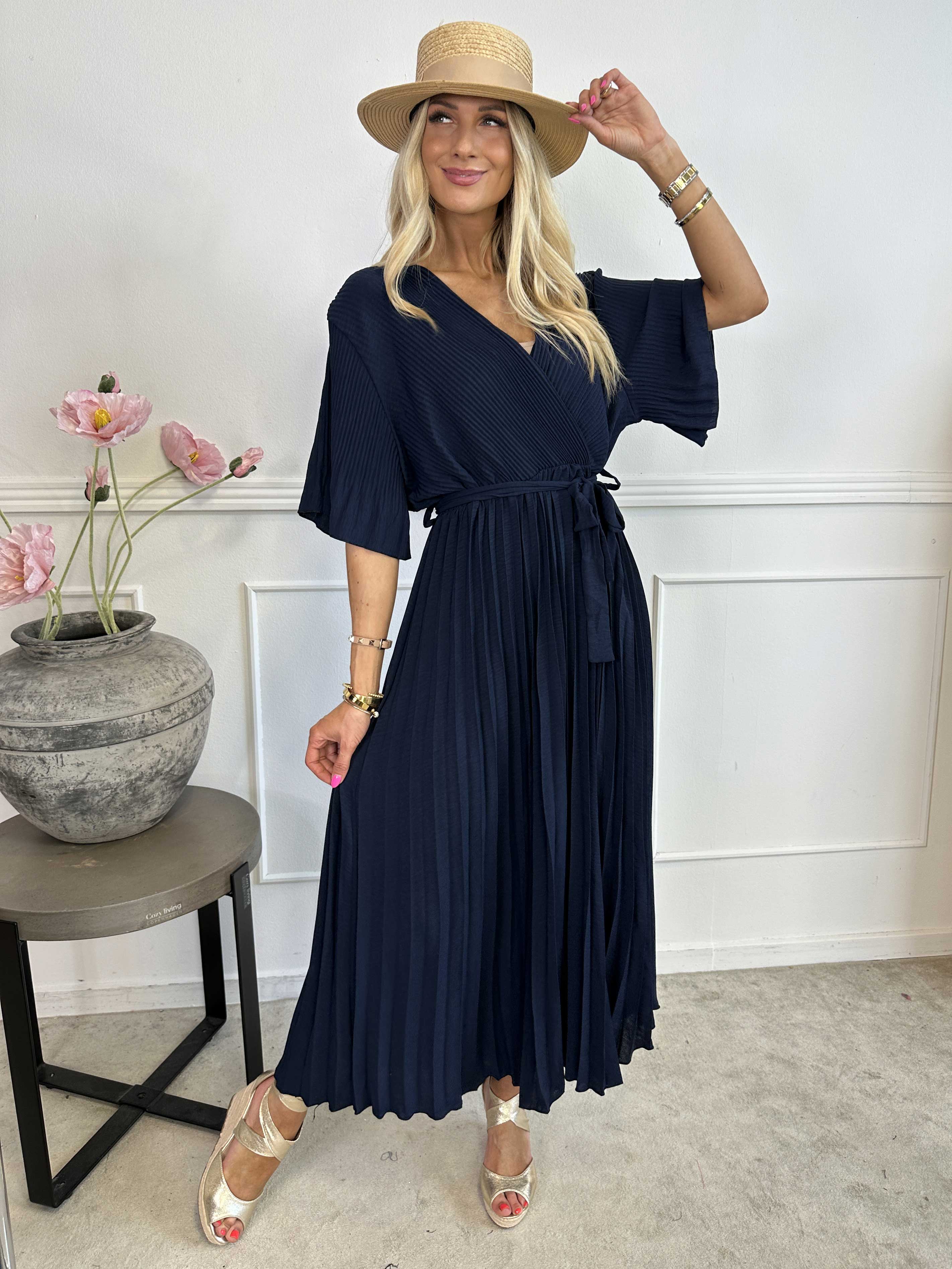 Solveig - Lång plisserad klänning i viskos med band i midjan