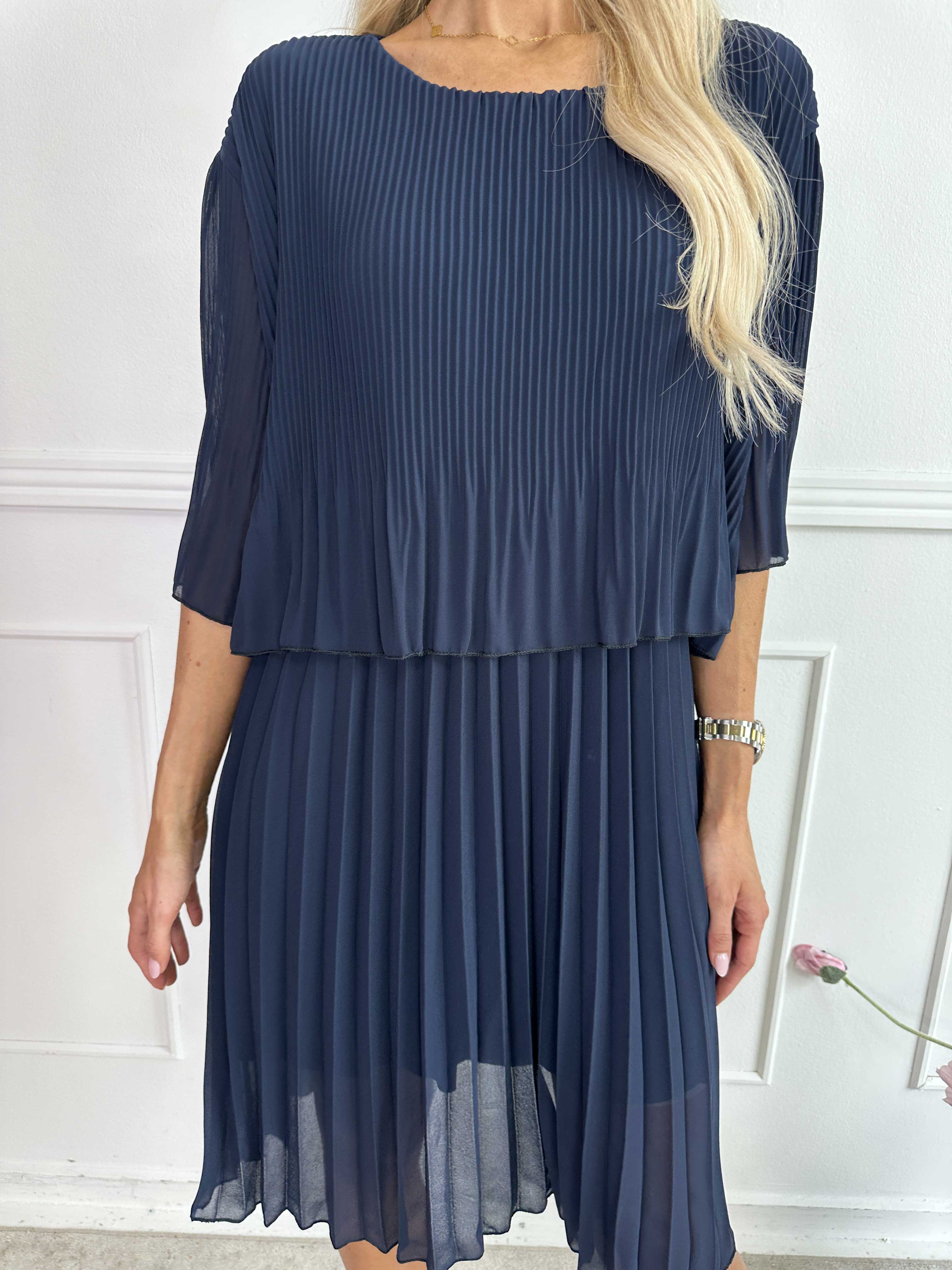 Solveig - Lång plisserad klänning i viskos med band i midjan