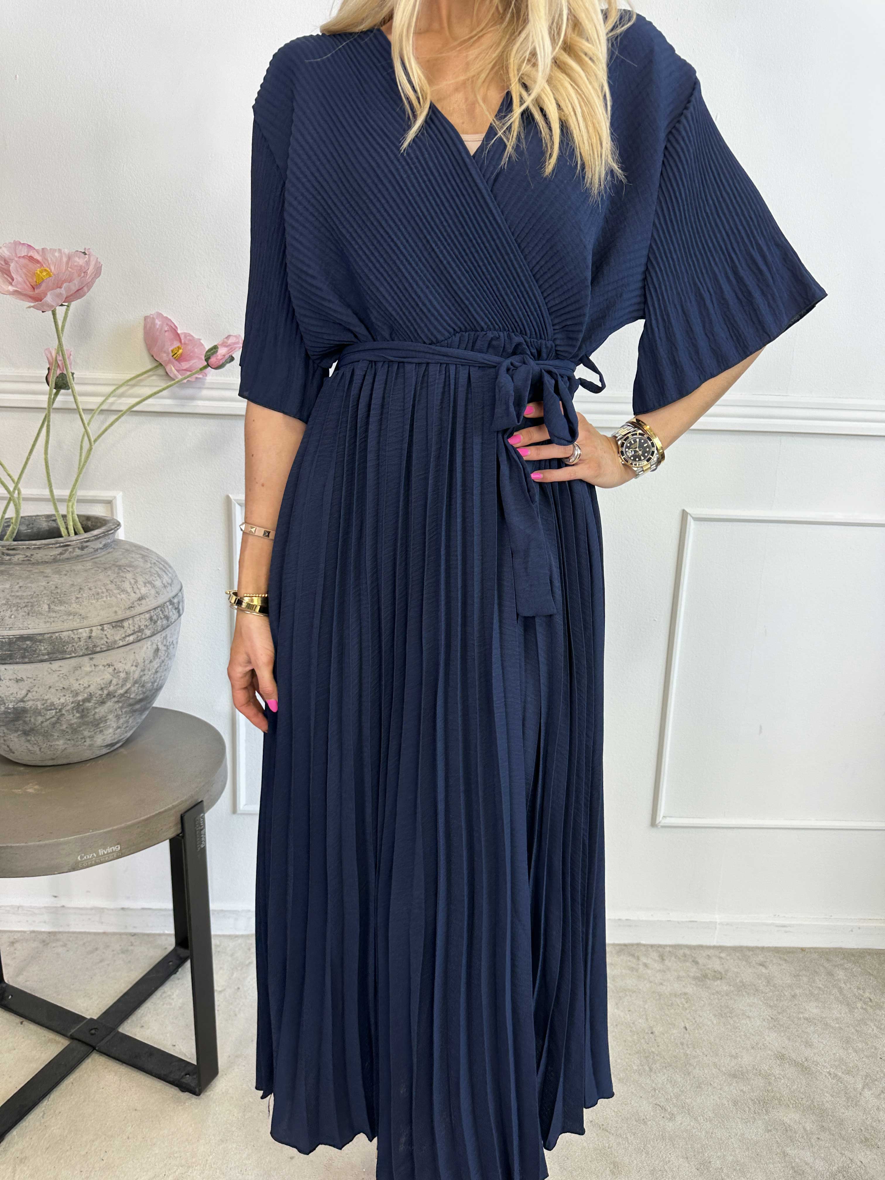 Solveig - Lång plisserad klänning i viskos med band i midjan