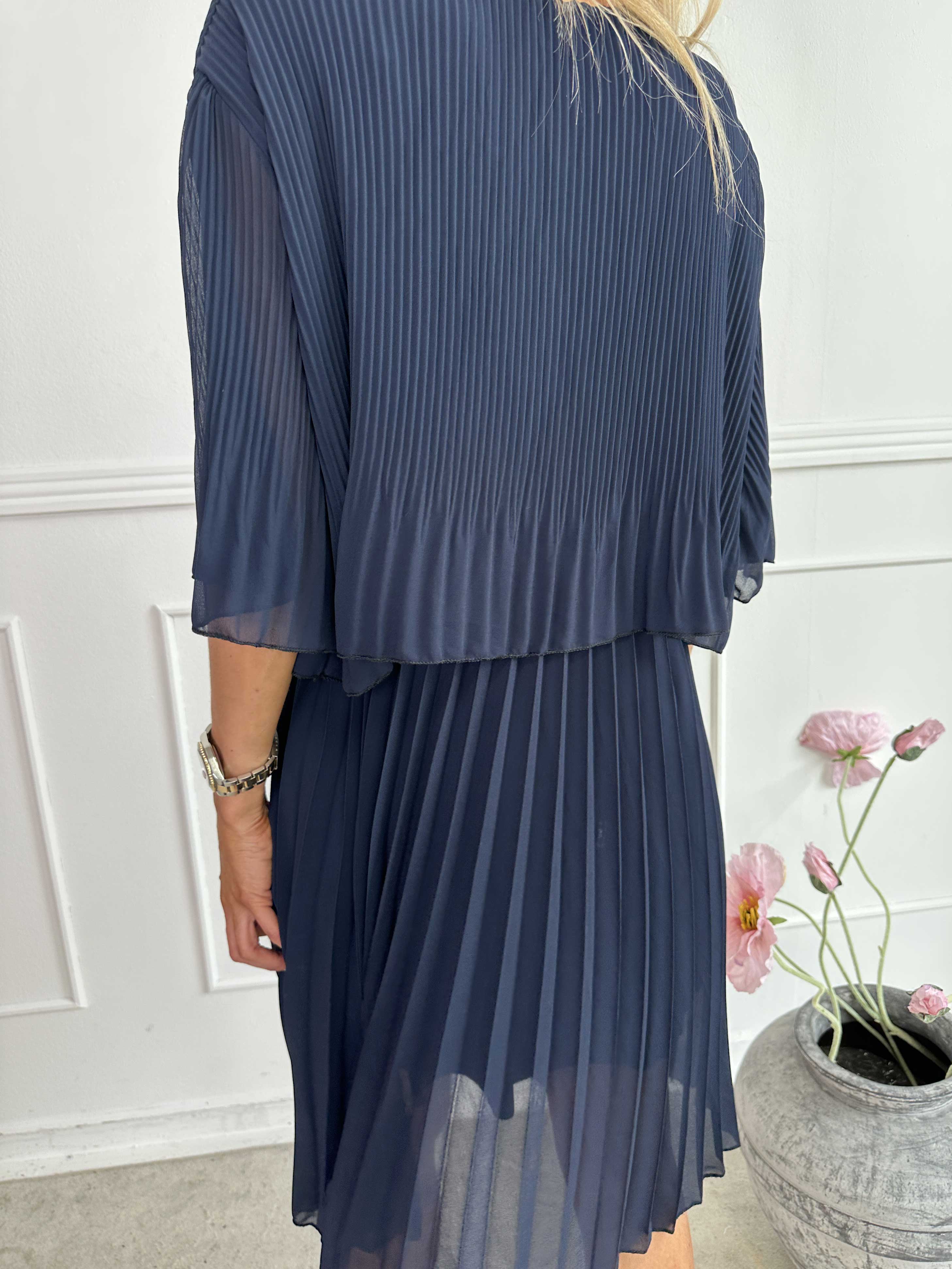 Kristina - Sød plisseret kjole med flæselag