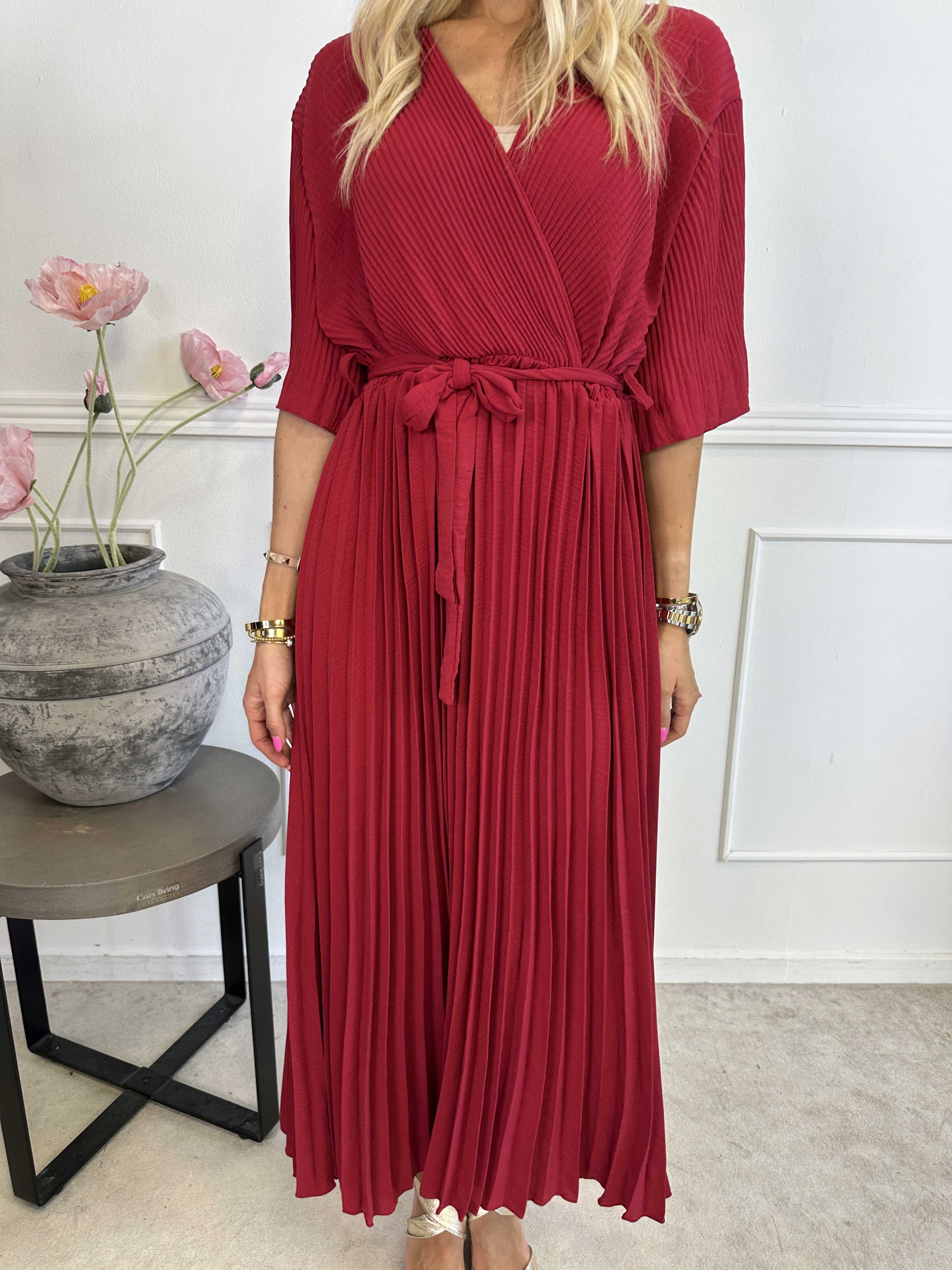 Solveig - Lång plisserad klänning i viskos med band i midjan