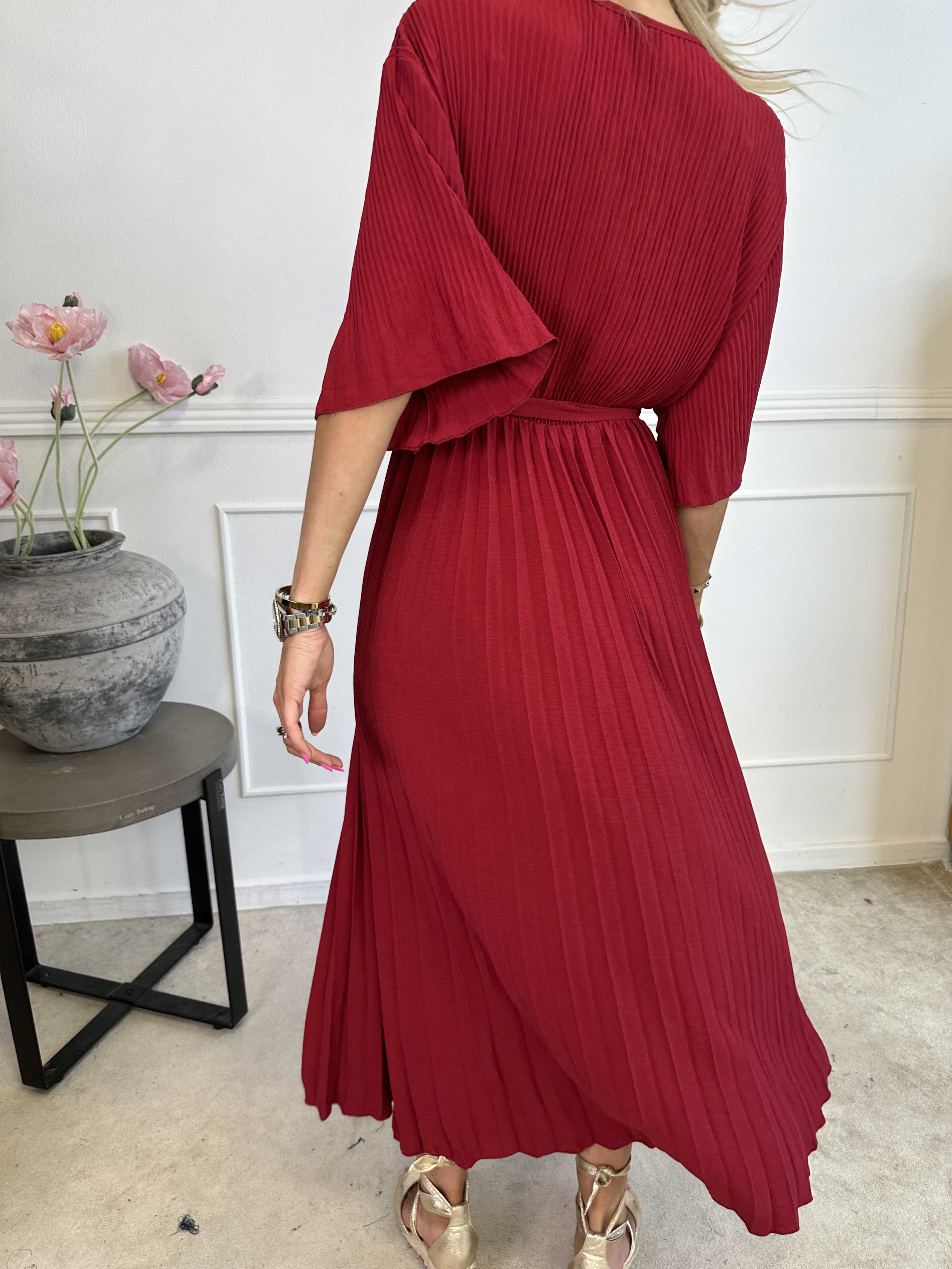 Solveig - Lång plisserad klänning i viskos med band i midjan