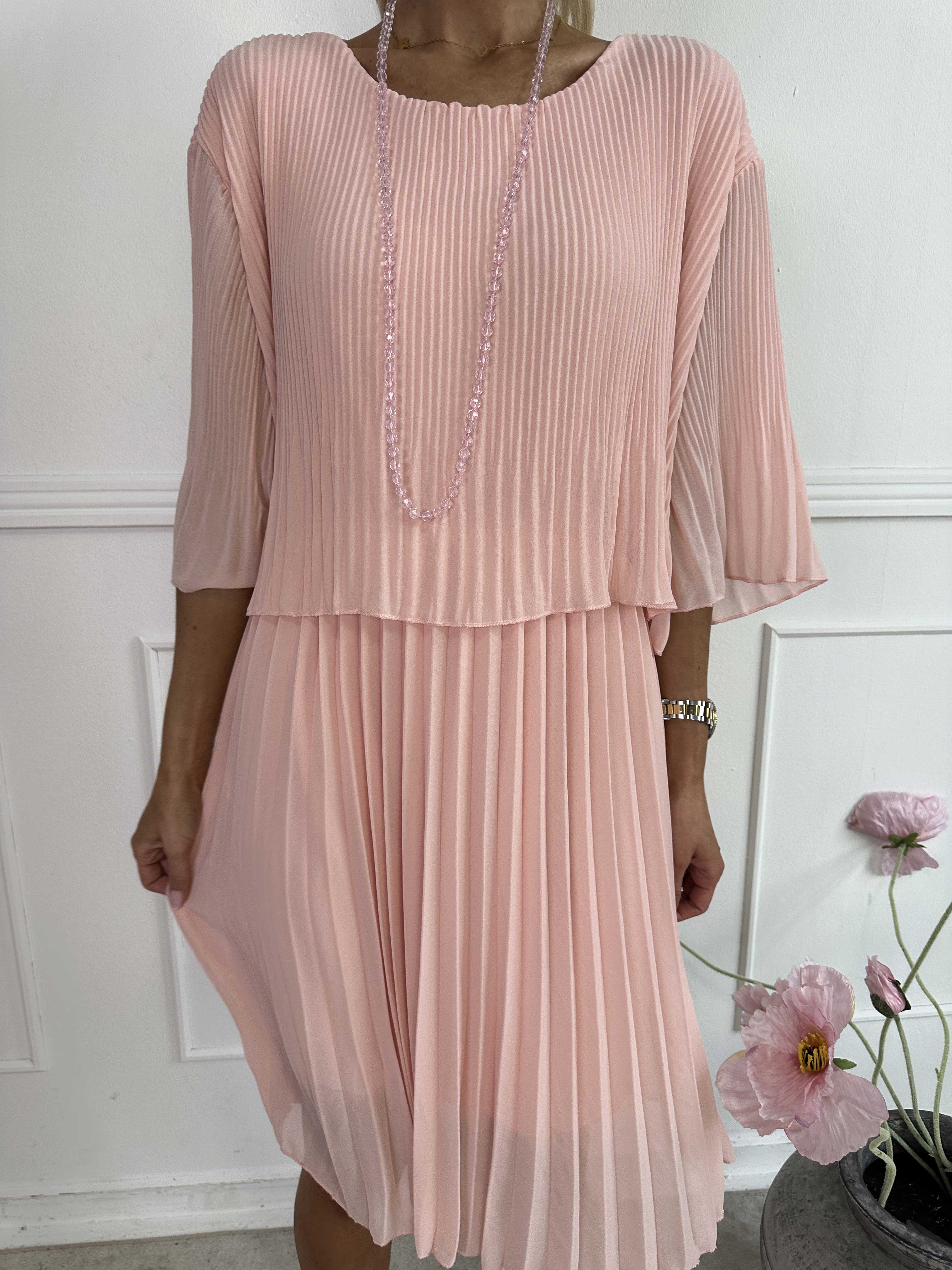 Kristina - Sød plisseret kjole med flæselag