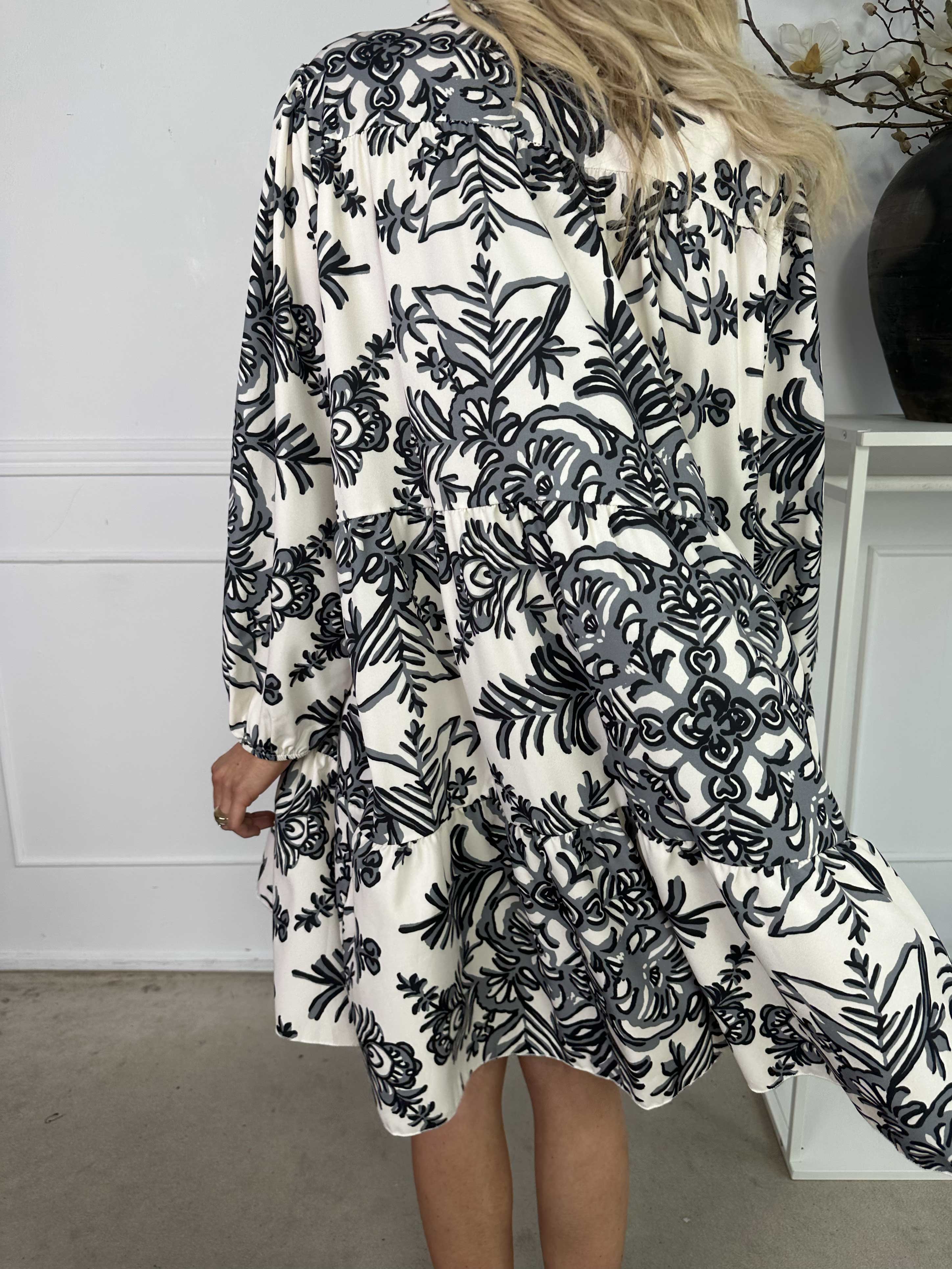 Sophie - Mönstrad skjortklänning i viskosblandning med volangkant