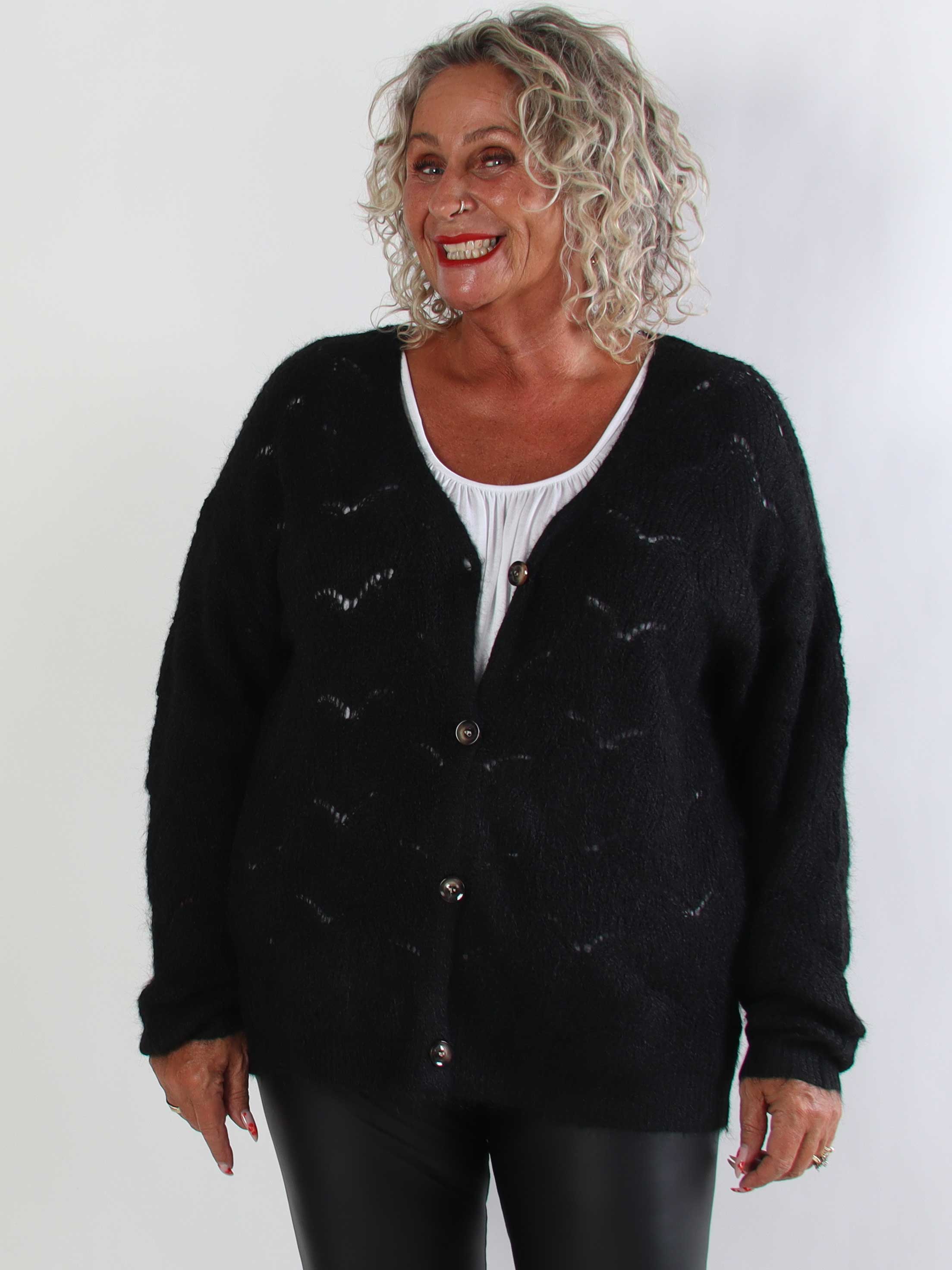 Sora - Blød og fluffy strikcardigan med fint hulmønster og knaplukning
